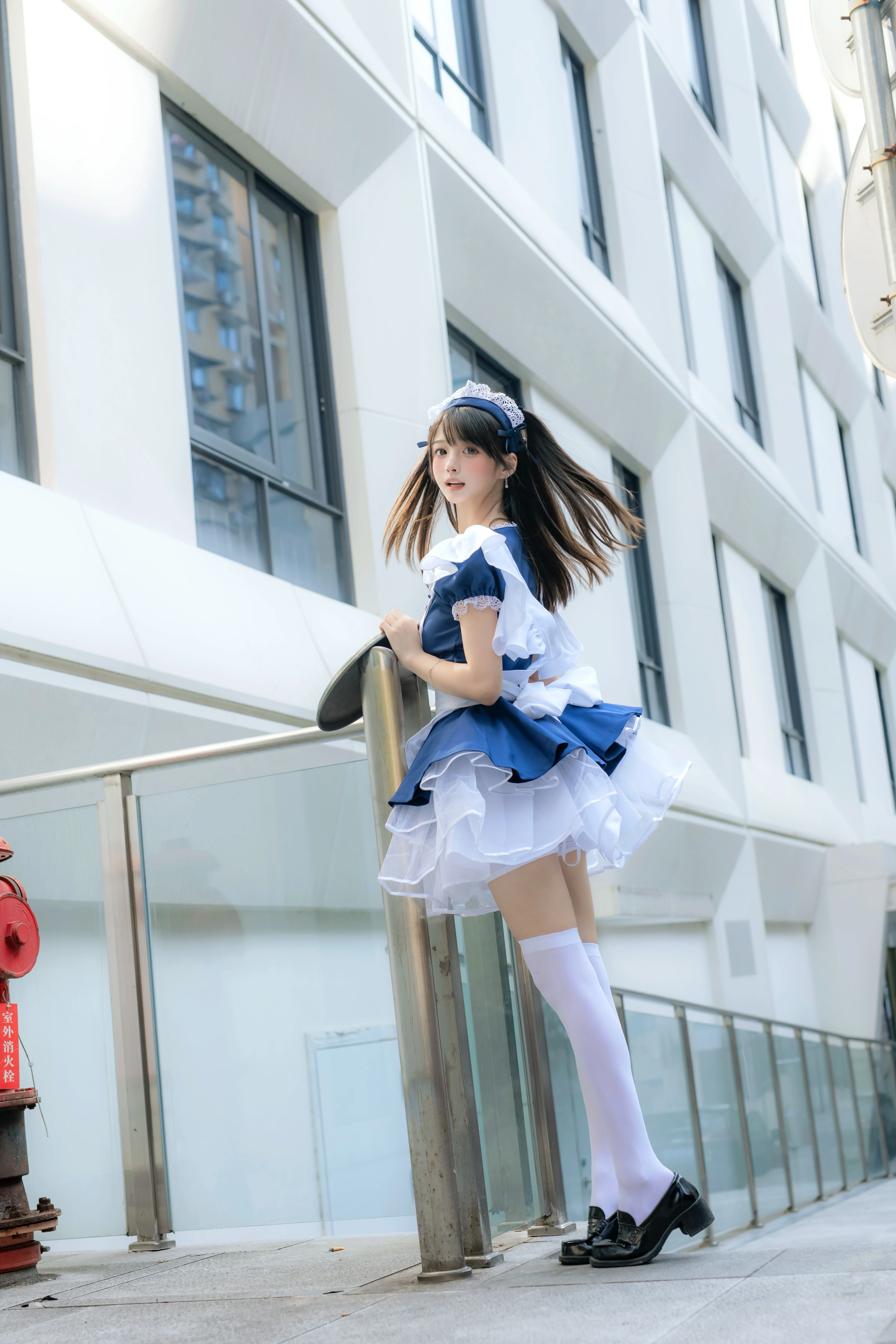 【重慶の街角で青和白のメイド服に偶然遭遇】小さなロケーションでもハイクオリティな仕上がりに - 1 枚目