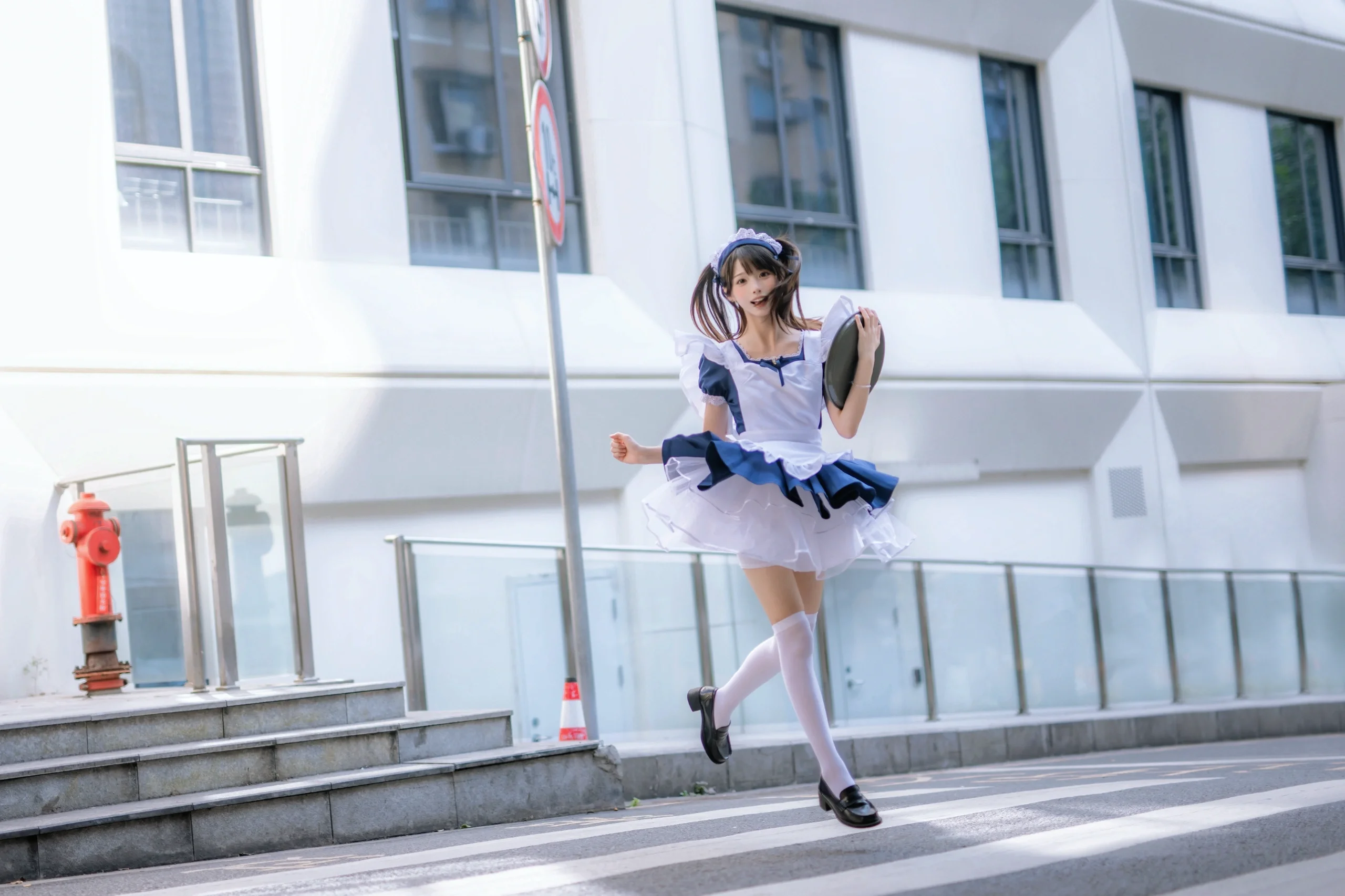 【重慶の街角で青和白のメイド服に偶然遭遇】小さなロケーションでもハイクオリティな仕上がりに - 10 枚目