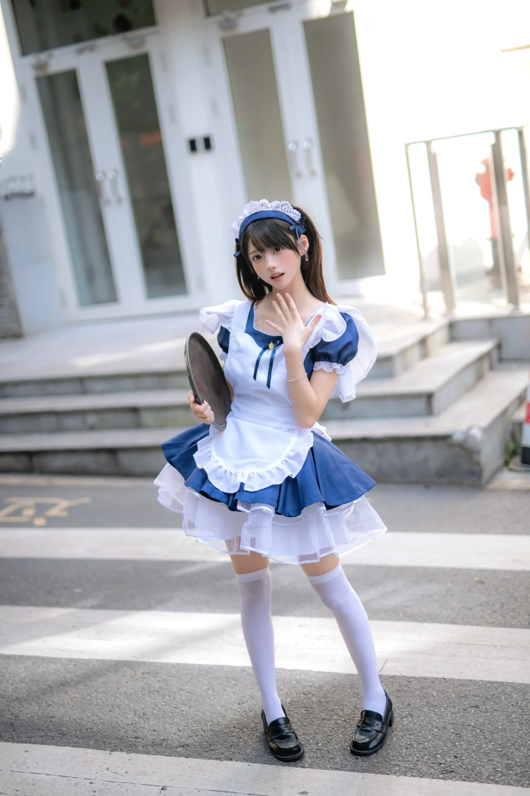 【重慶の街角で青和白のメイド服に偶然遭遇】小さなロケーションでもハイクオリティな仕上がりに - 2 枚目