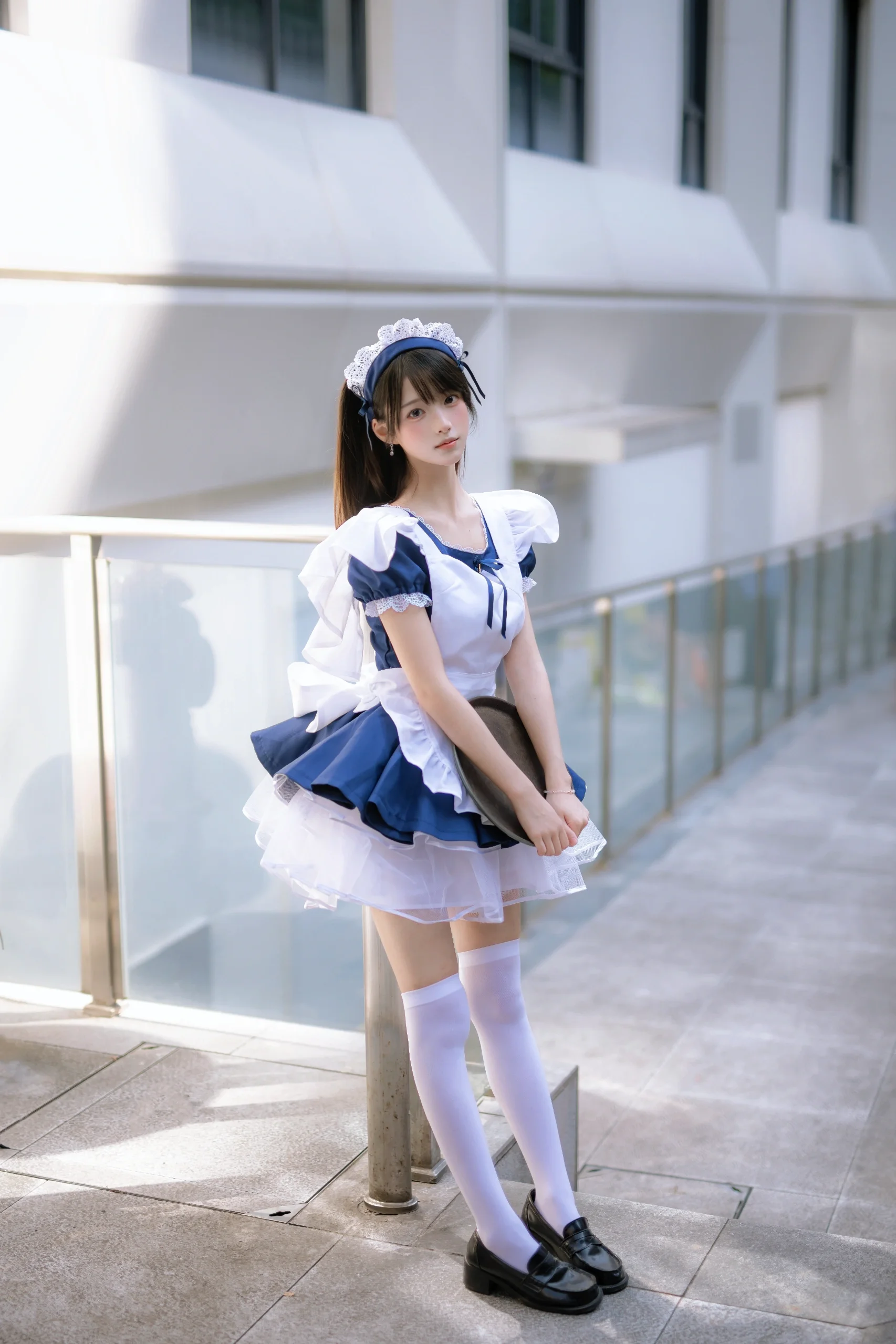 【重慶の街角で青和白のメイド服に偶然遭遇】小さなロケーションでもハイクオリティな仕上がりに - 3 枚目