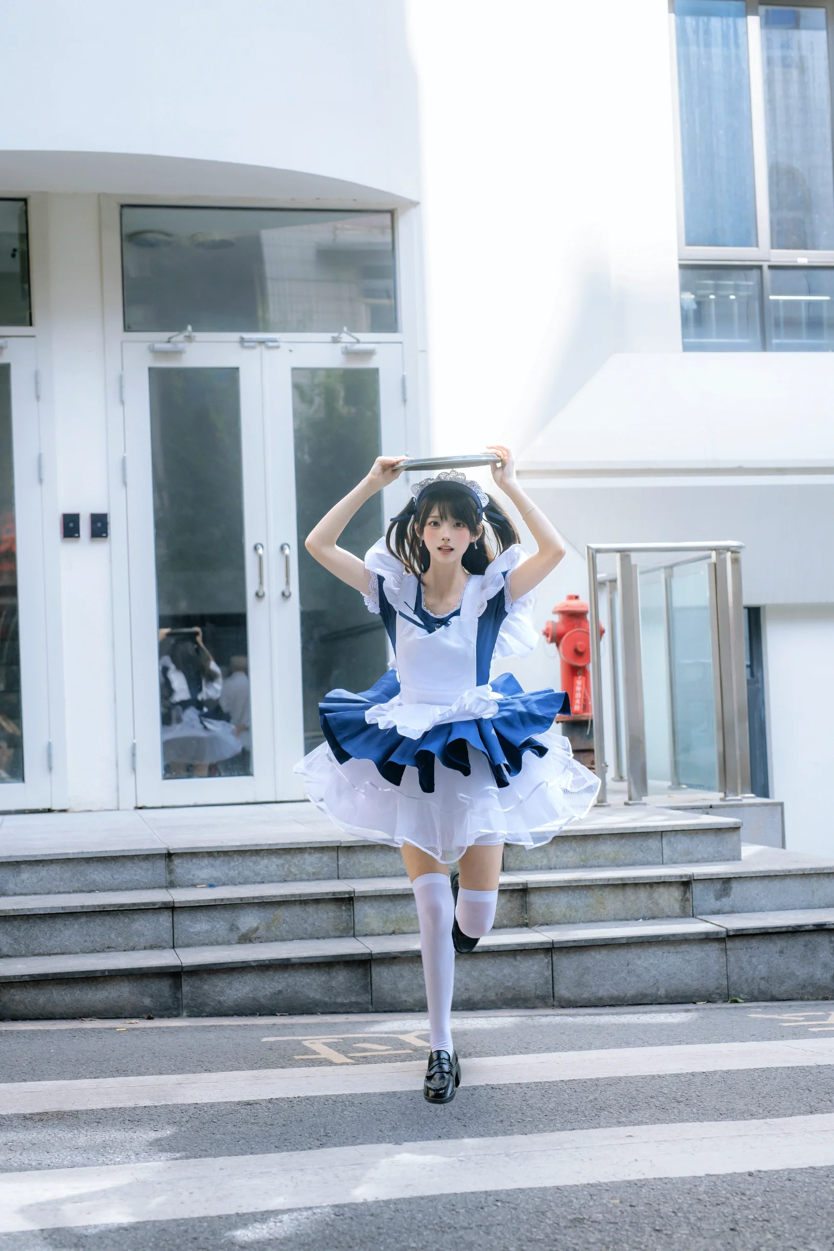 【重慶の街角で青和白のメイド服に偶然遭遇】小さなロケーションでもハイクオリティな仕上がりに - 4 枚目