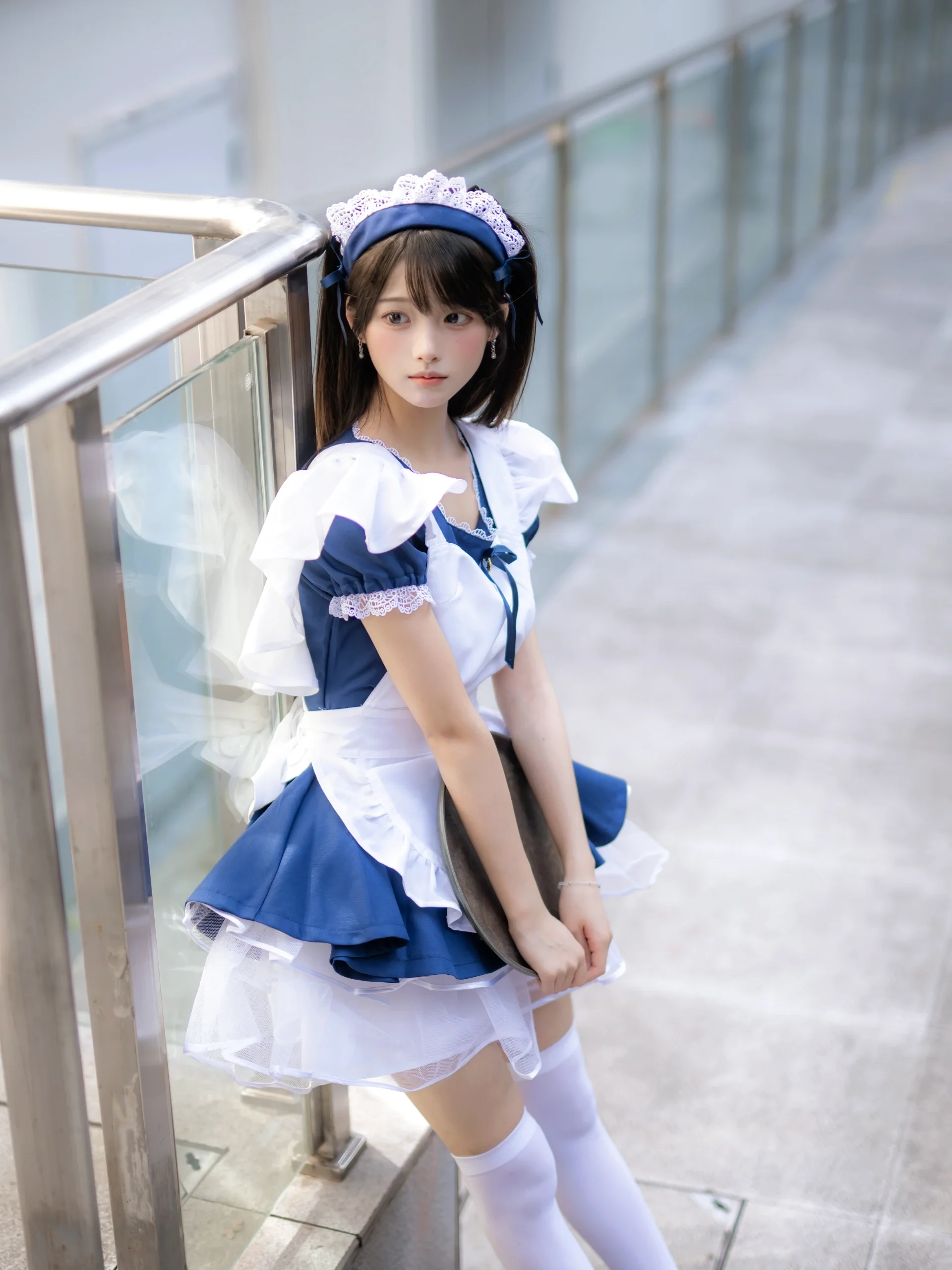 【重慶の街角で青和白のメイド服に偶然遭遇】小さなロケーションでもハイクオリティな仕上がりに - 5 枚目