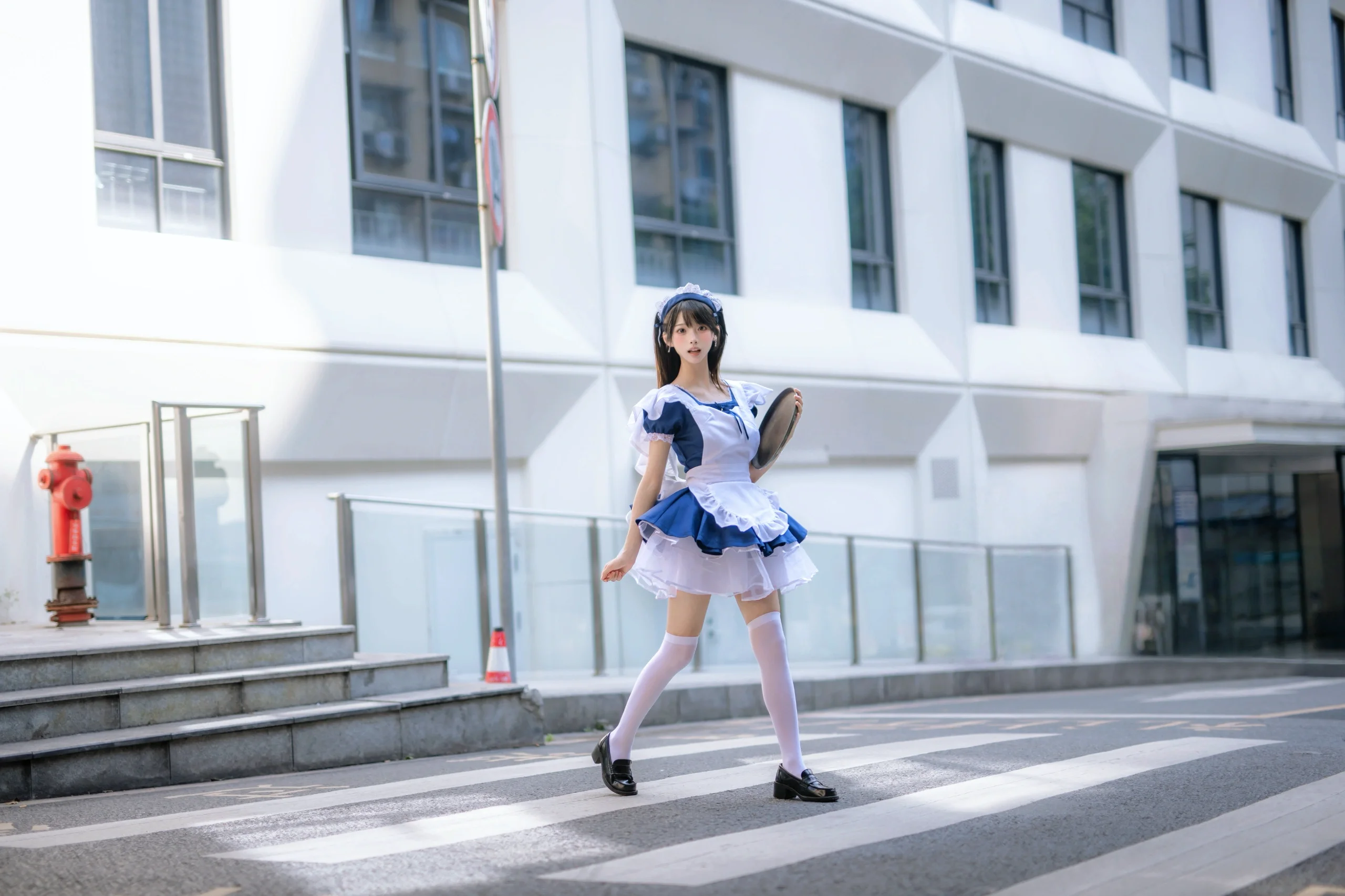 【重慶の街角で青和白のメイド服に偶然遭遇】小さなロケーションでもハイクオリティな仕上がりに - 7 枚目