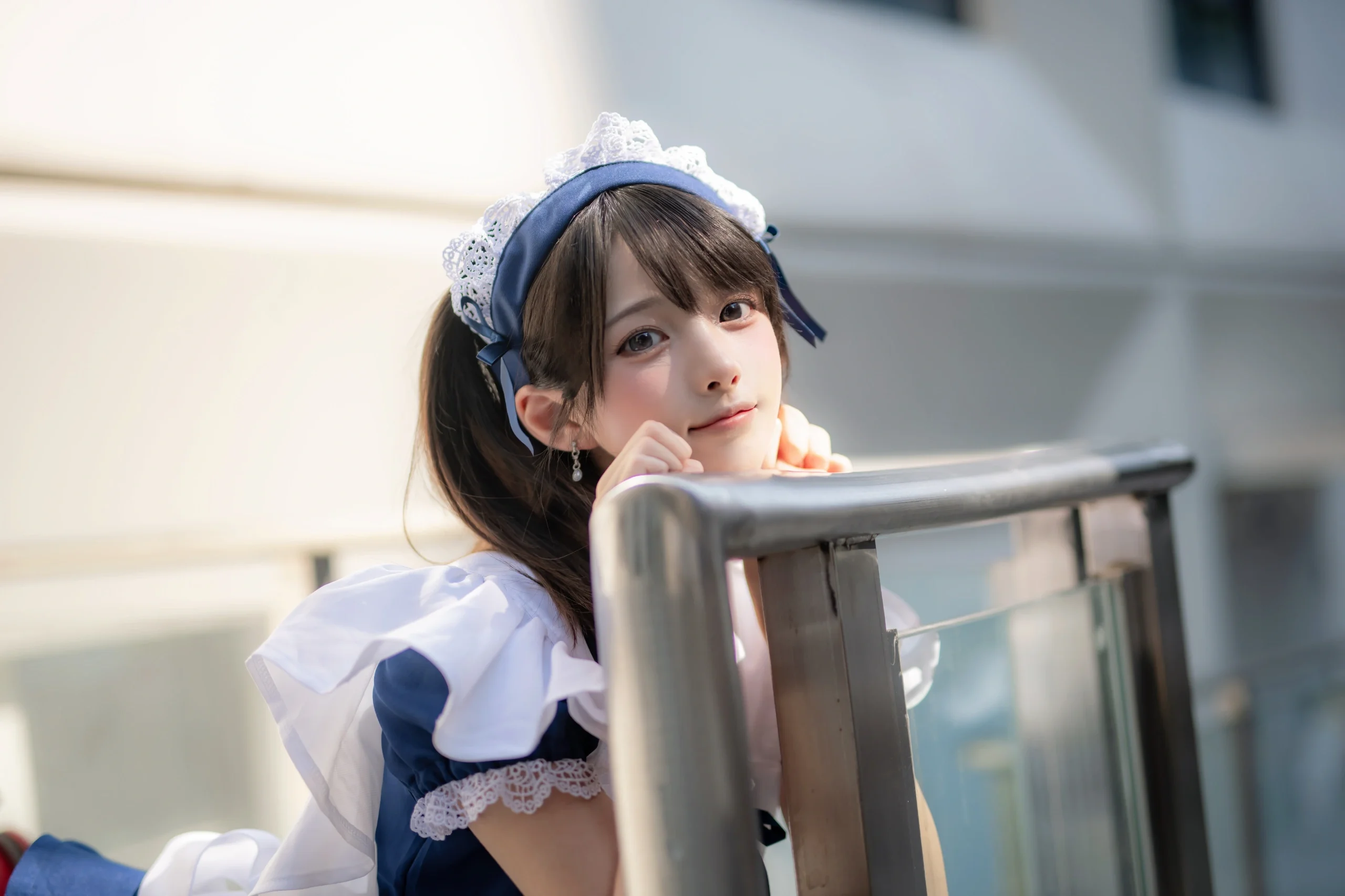 【重慶の街角で青和白のメイド服に偶然遭遇】小さなロケーションでもハイクオリティな仕上がりに - 8 枚目