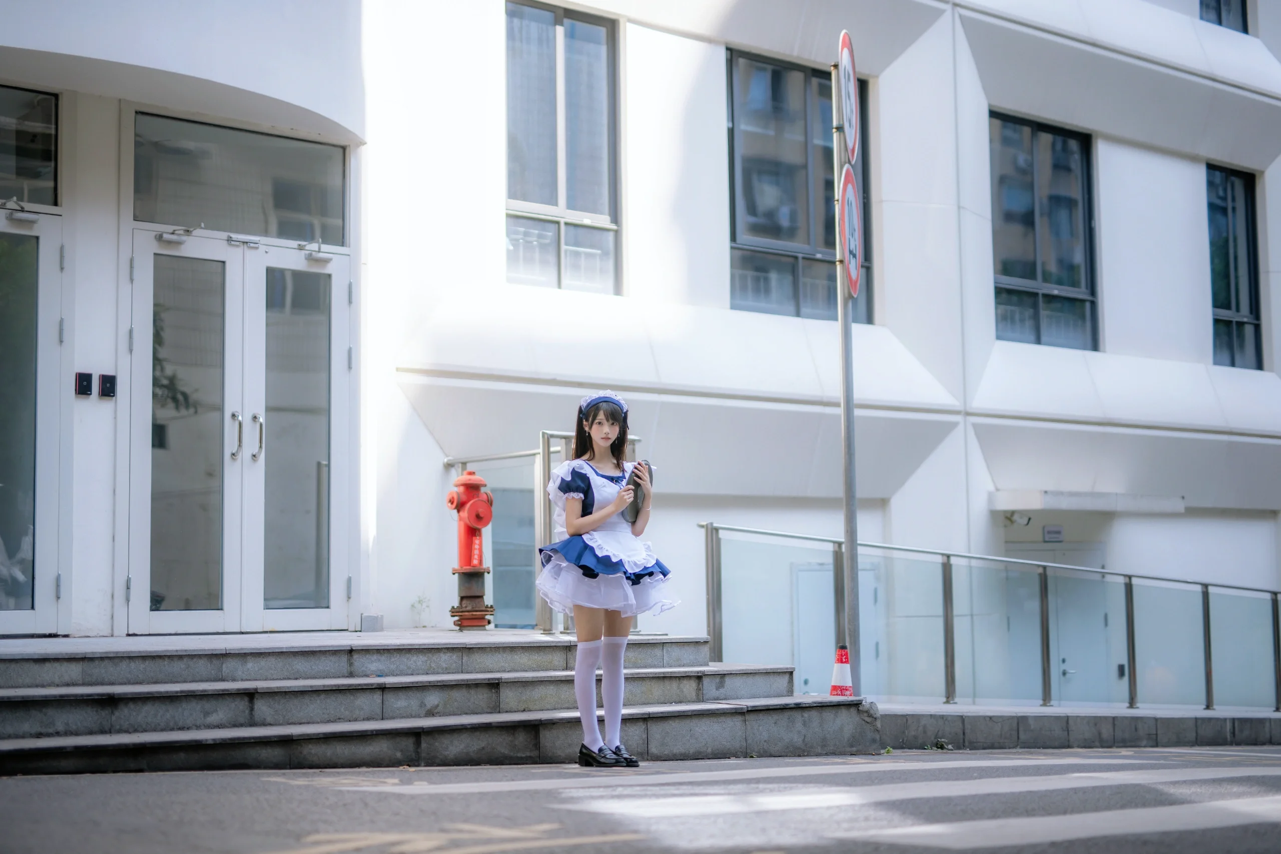 【重慶の街角で青和白のメイド服に偶然遭遇】小さなロケーションでもハイクオリティな仕上がりに - 9 枚目