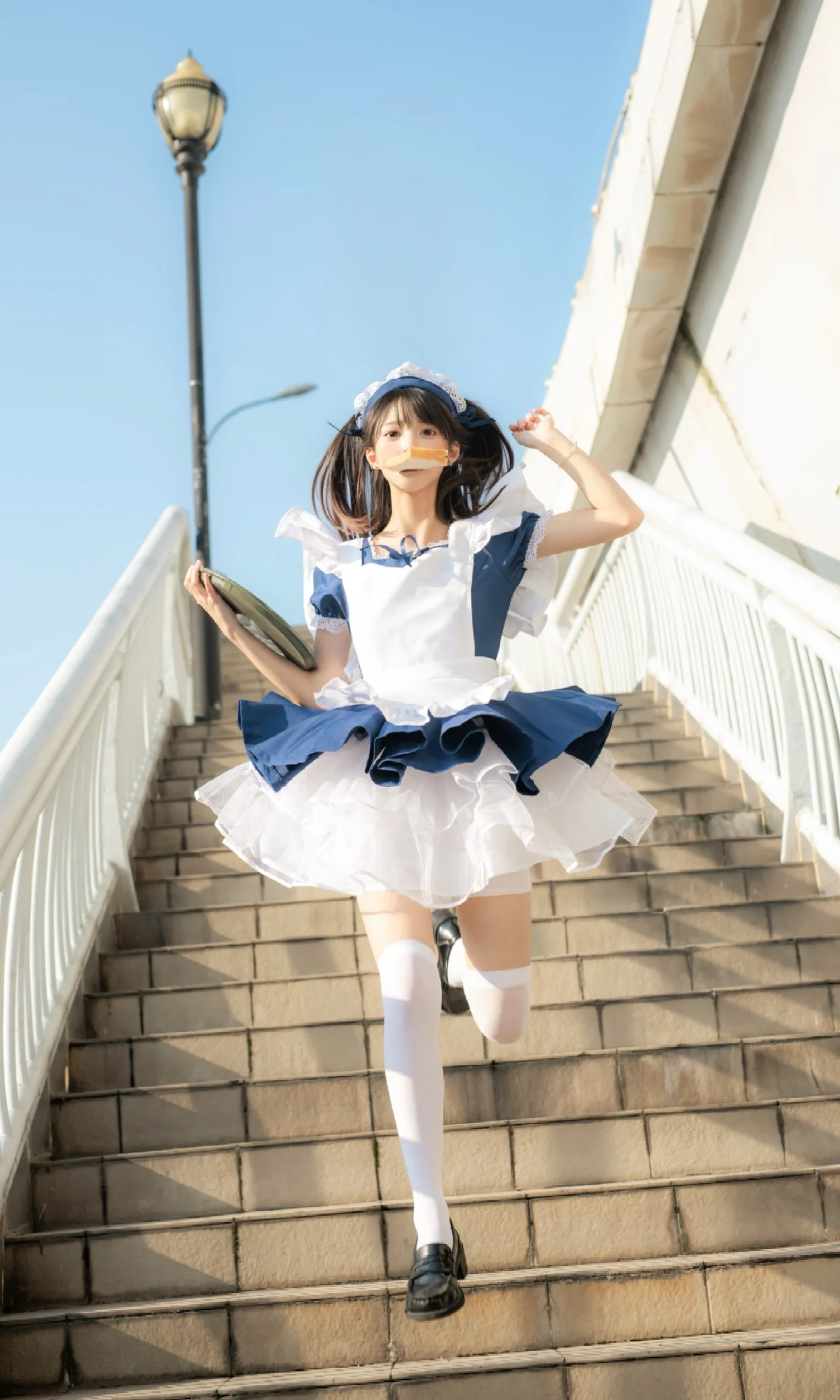 青白メイド服の屋外階段での撮影、五月の太陽光の下での全画面の瞬間を切り取る