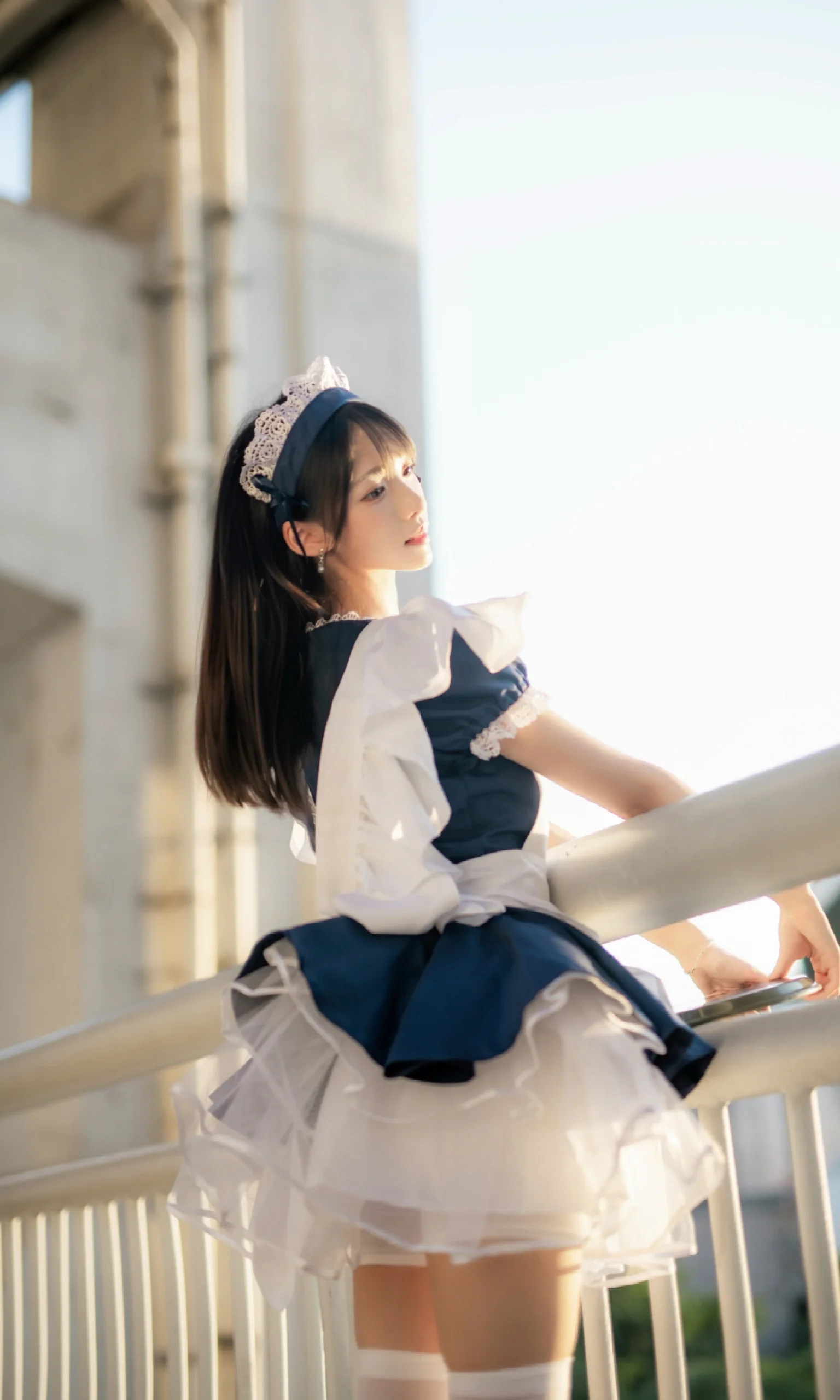 青白メイド服の屋外階段での撮影、五月の太陽光の下での全画面の瞬間を切り取る - 2 枚目