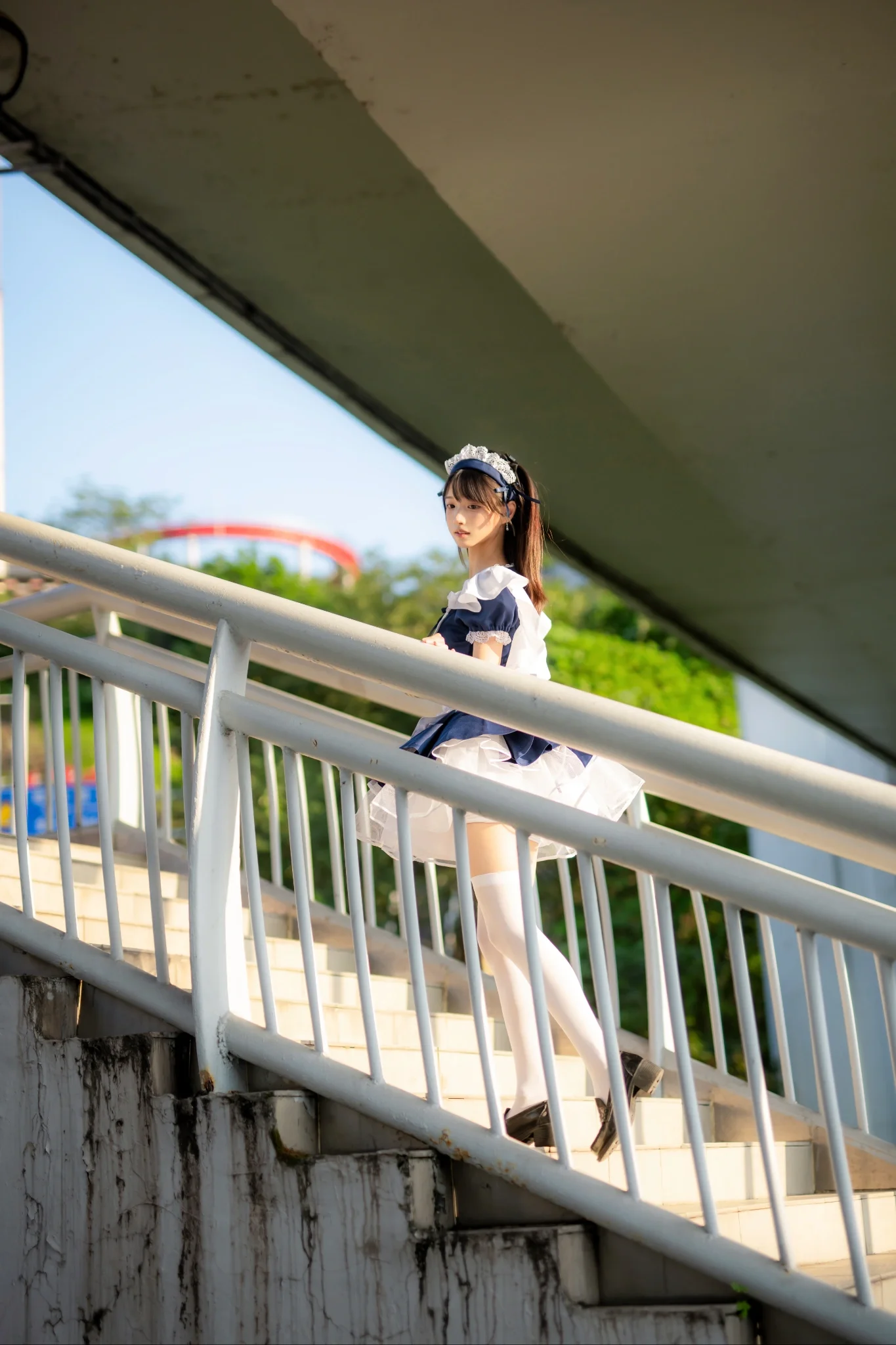 青白メイド服の屋外階段での撮影、五月の太陽光の下での全画面の瞬間を切り取る - 5 枚目