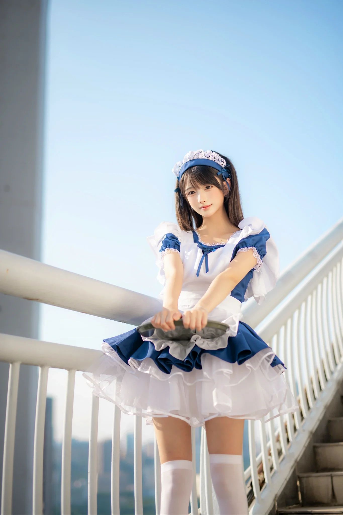 青白メイド服の屋外階段での撮影、五月の太陽光の下での全画面の瞬間を切り取る - 6 枚目