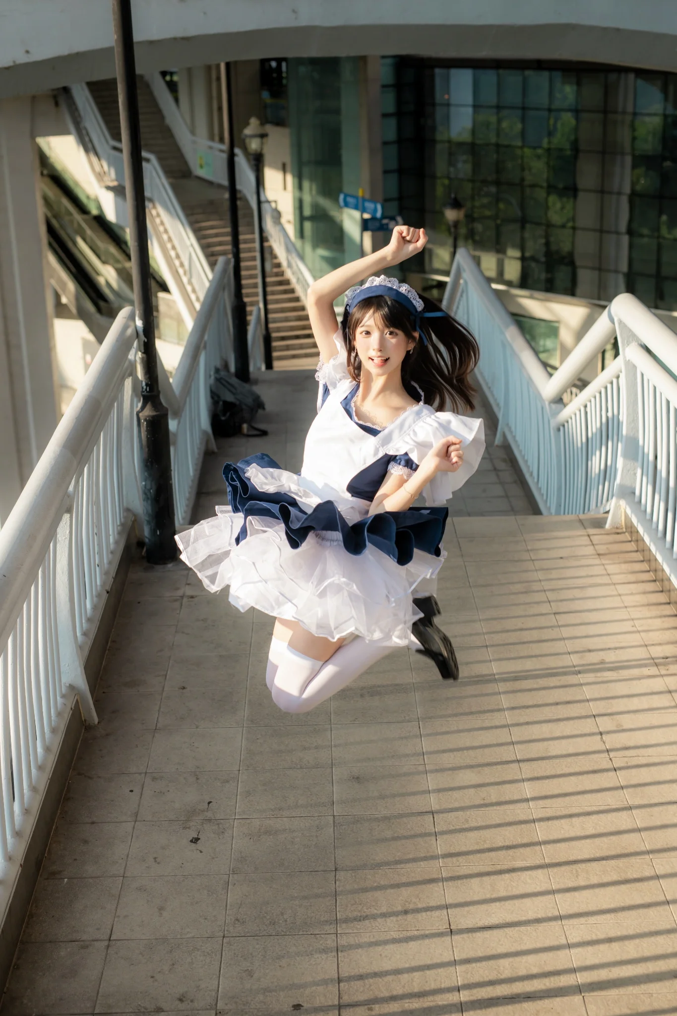 青白メイド服の屋外階段での撮影、五月の太陽光の下での全画面の瞬間を切り取る - 7 枚目