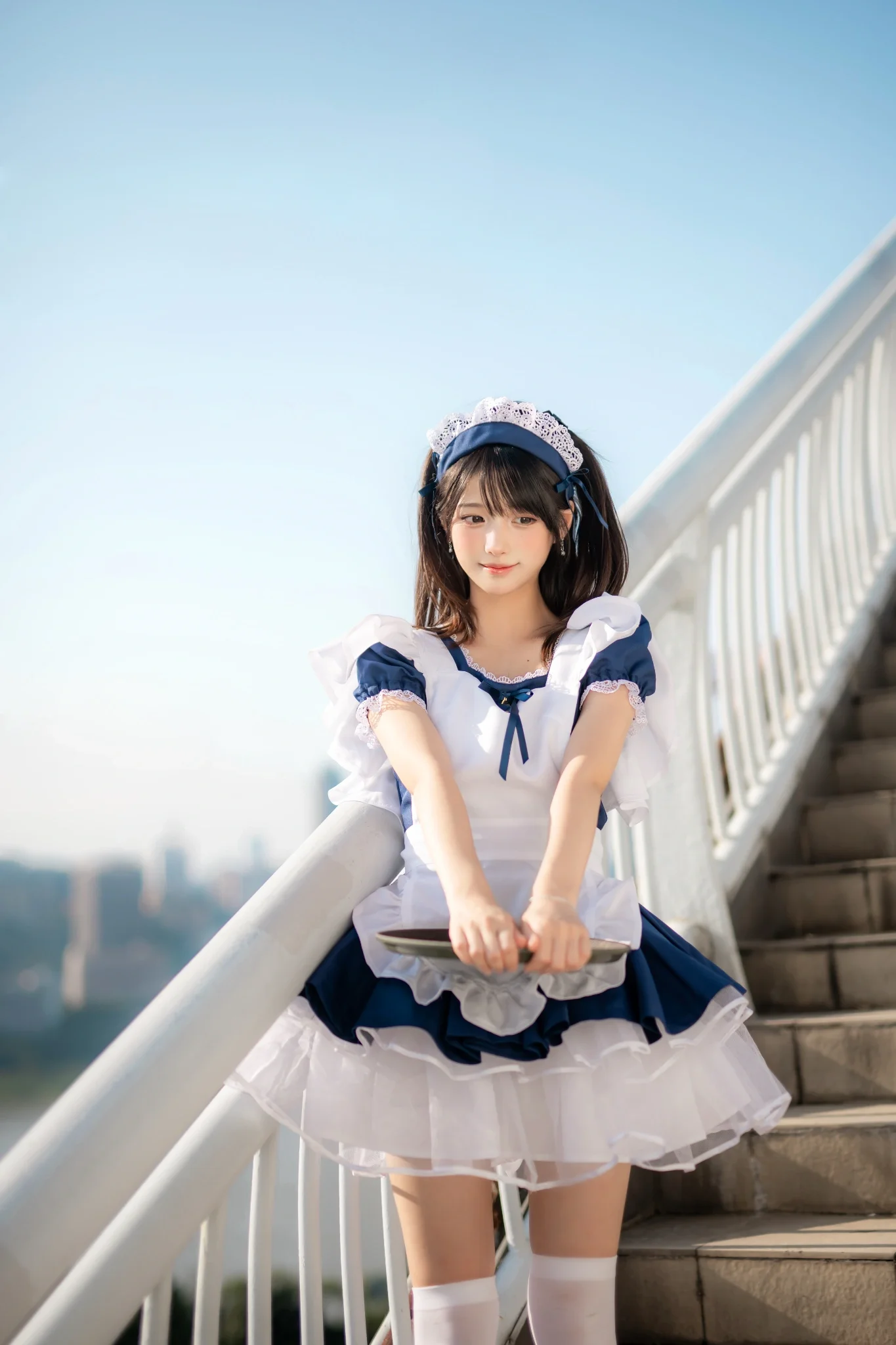 青白メイド服の屋外階段での撮影、五月の太陽光の下での全画面の瞬間を切り取る - 8 枚目