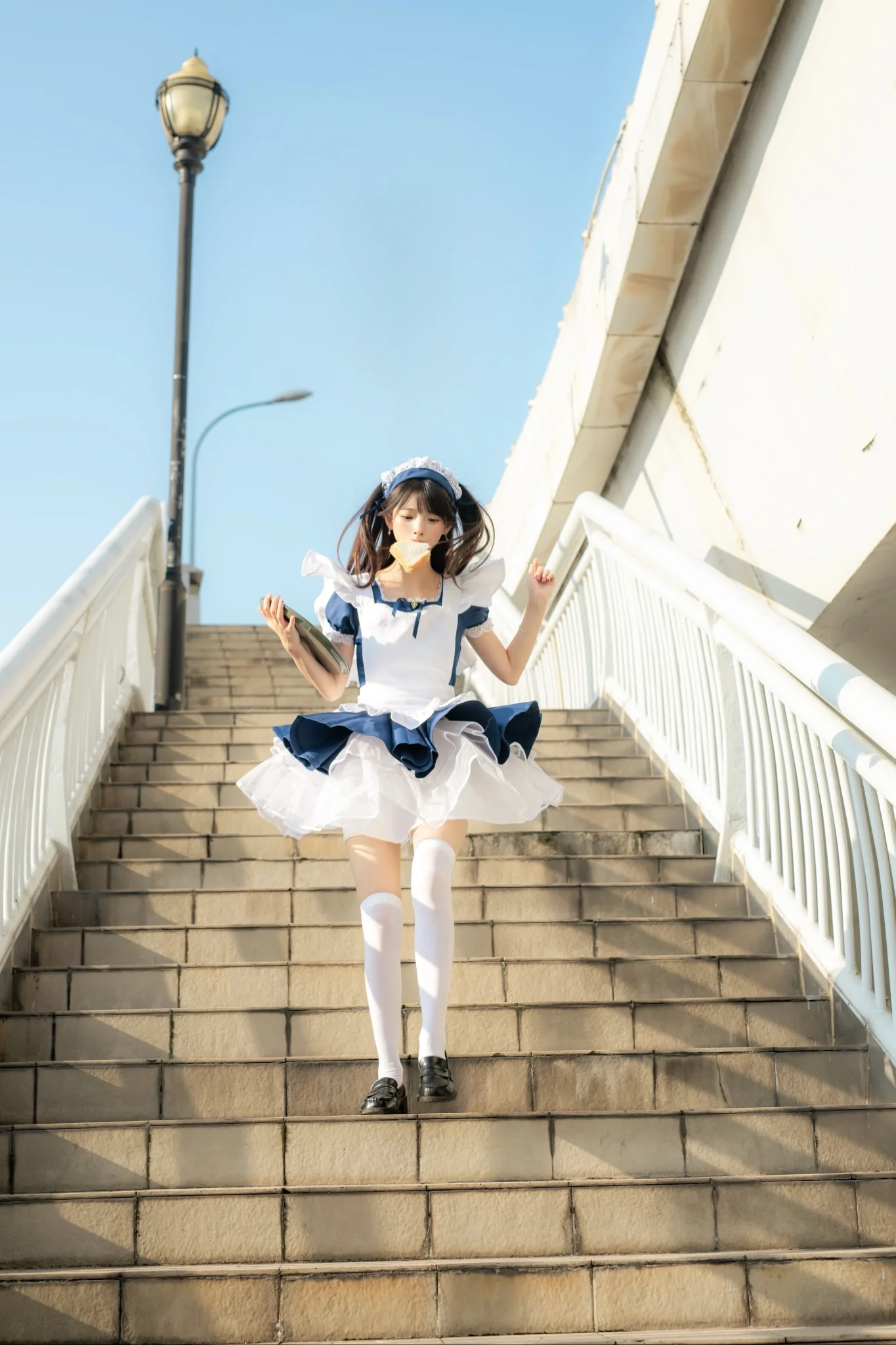 青白メイド服の屋外階段での撮影、五月の太陽光の下での全画面の瞬間を切り取る - 9 枚目