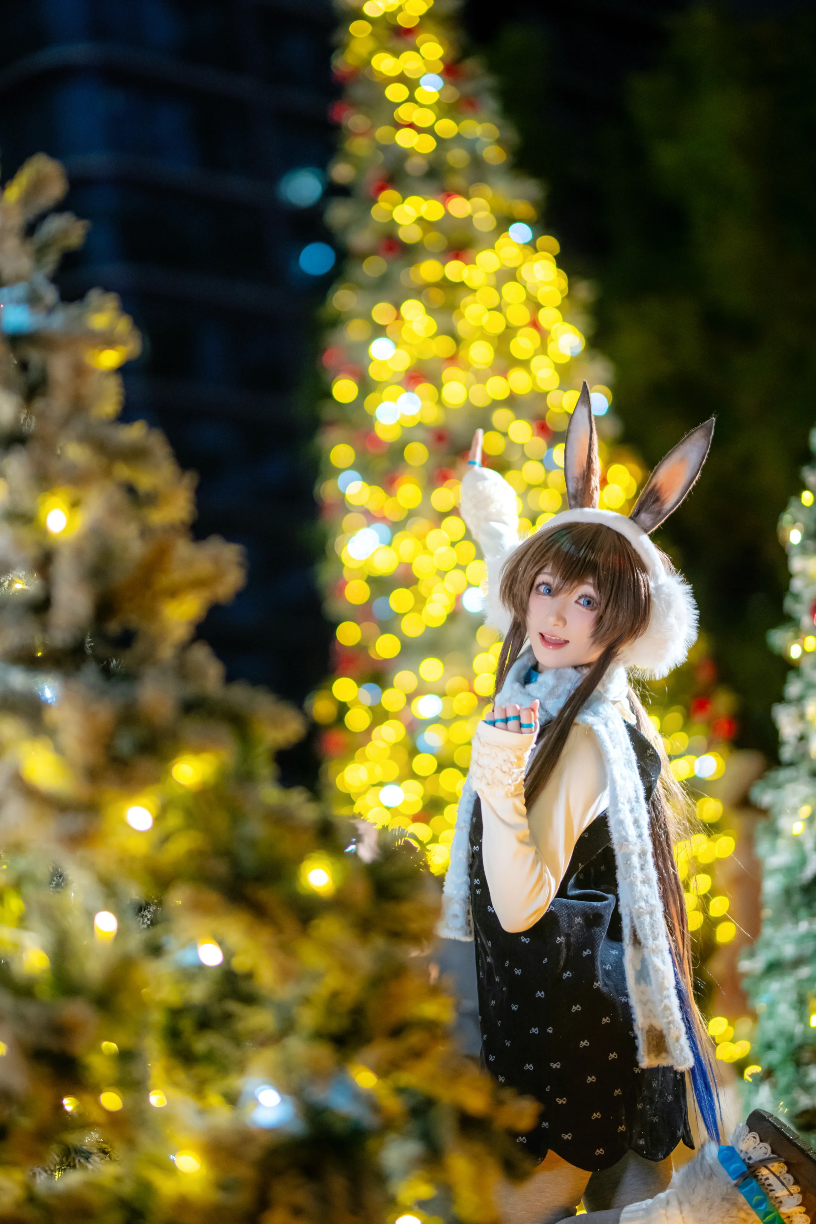 [Amiya Cosplay] Winter Night Christmas, A Warm Bunny on the Streets of Chongqing - Image 1
