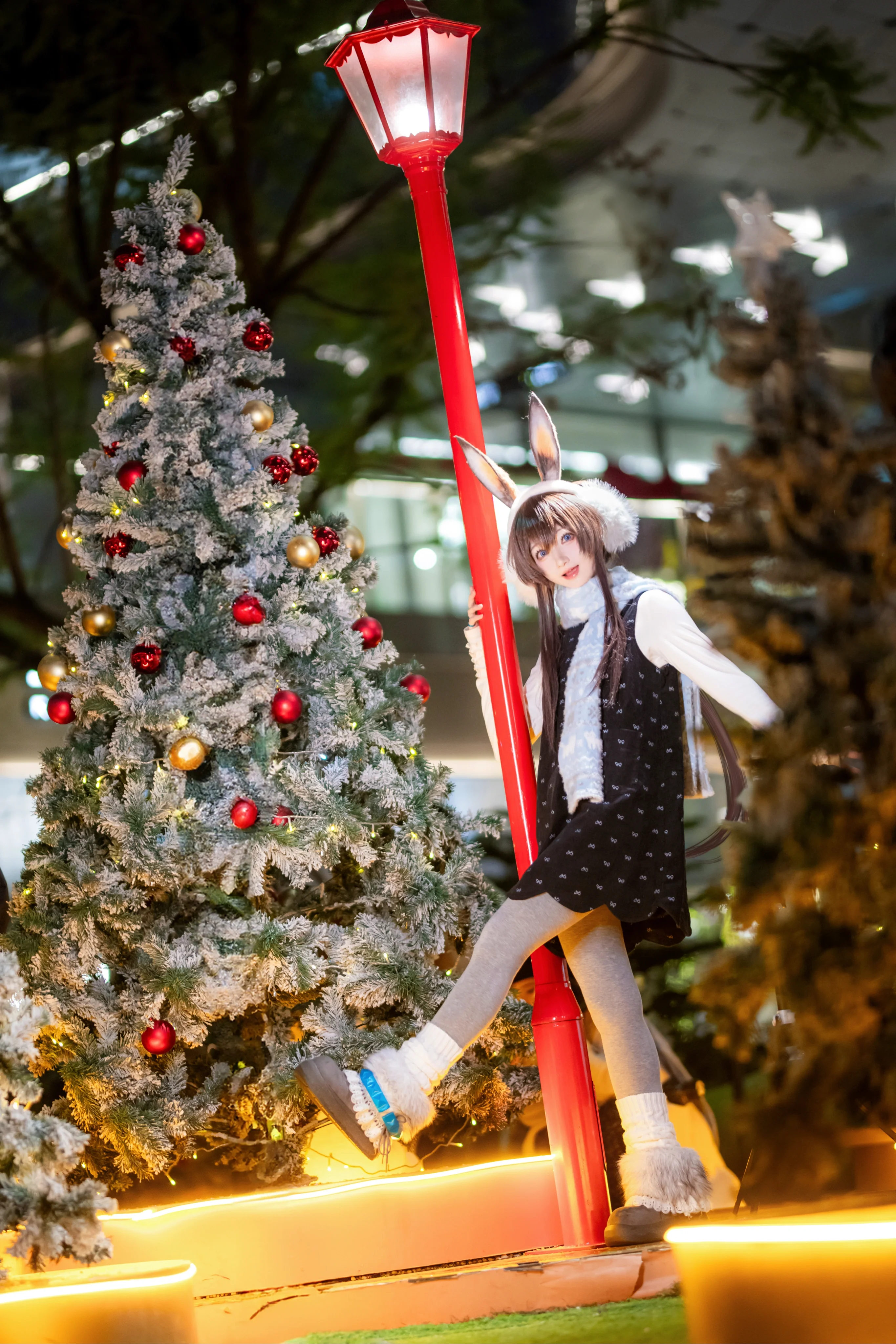 [Amiya Cosplay] Winter Night Christmas, A Warm Bunny on the Streets of Chongqing - Image 11