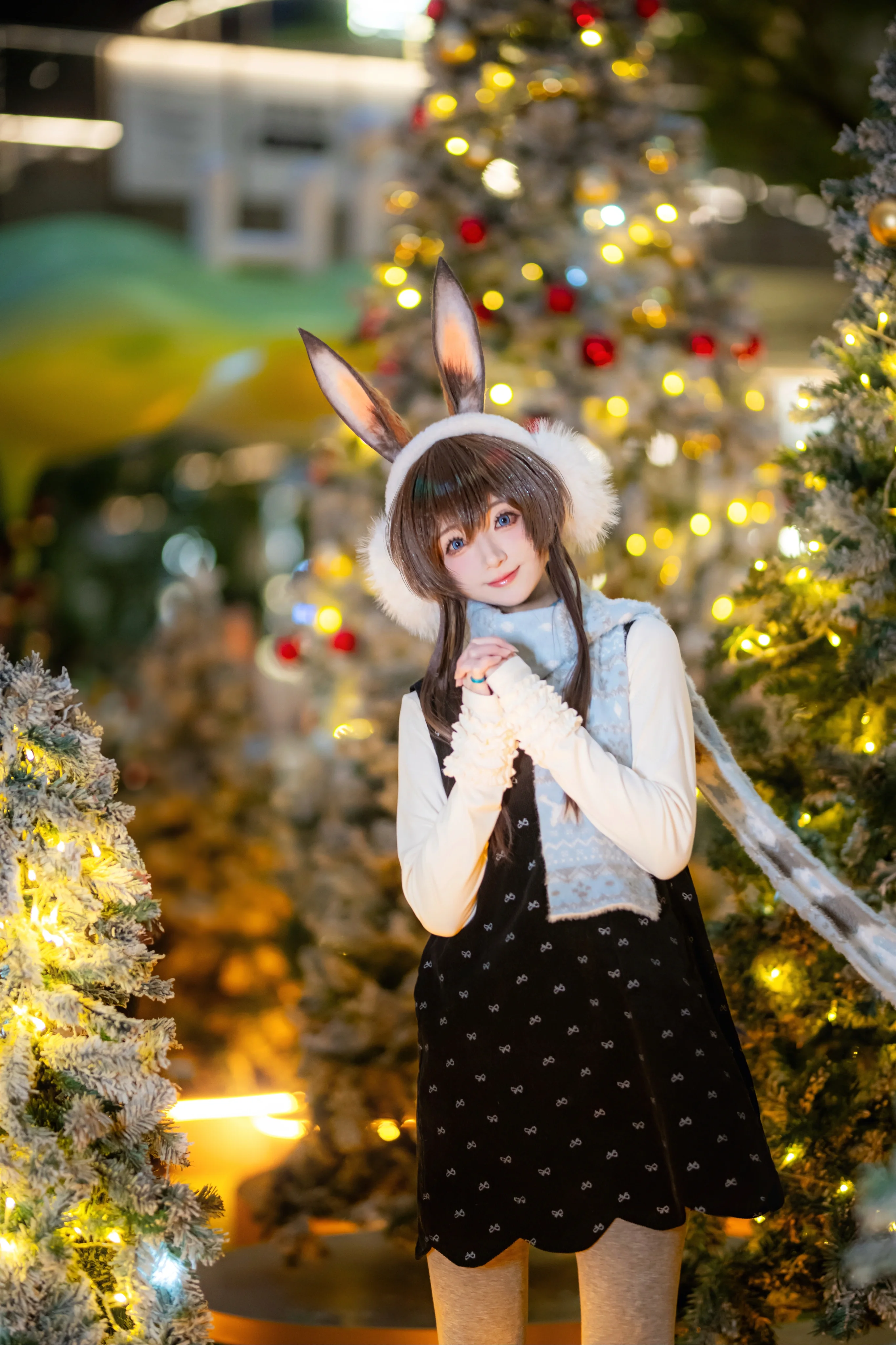 [Amiya Cosplay] Winter Night Christmas, A Warm Bunny on the Streets of Chongqing - Image 12