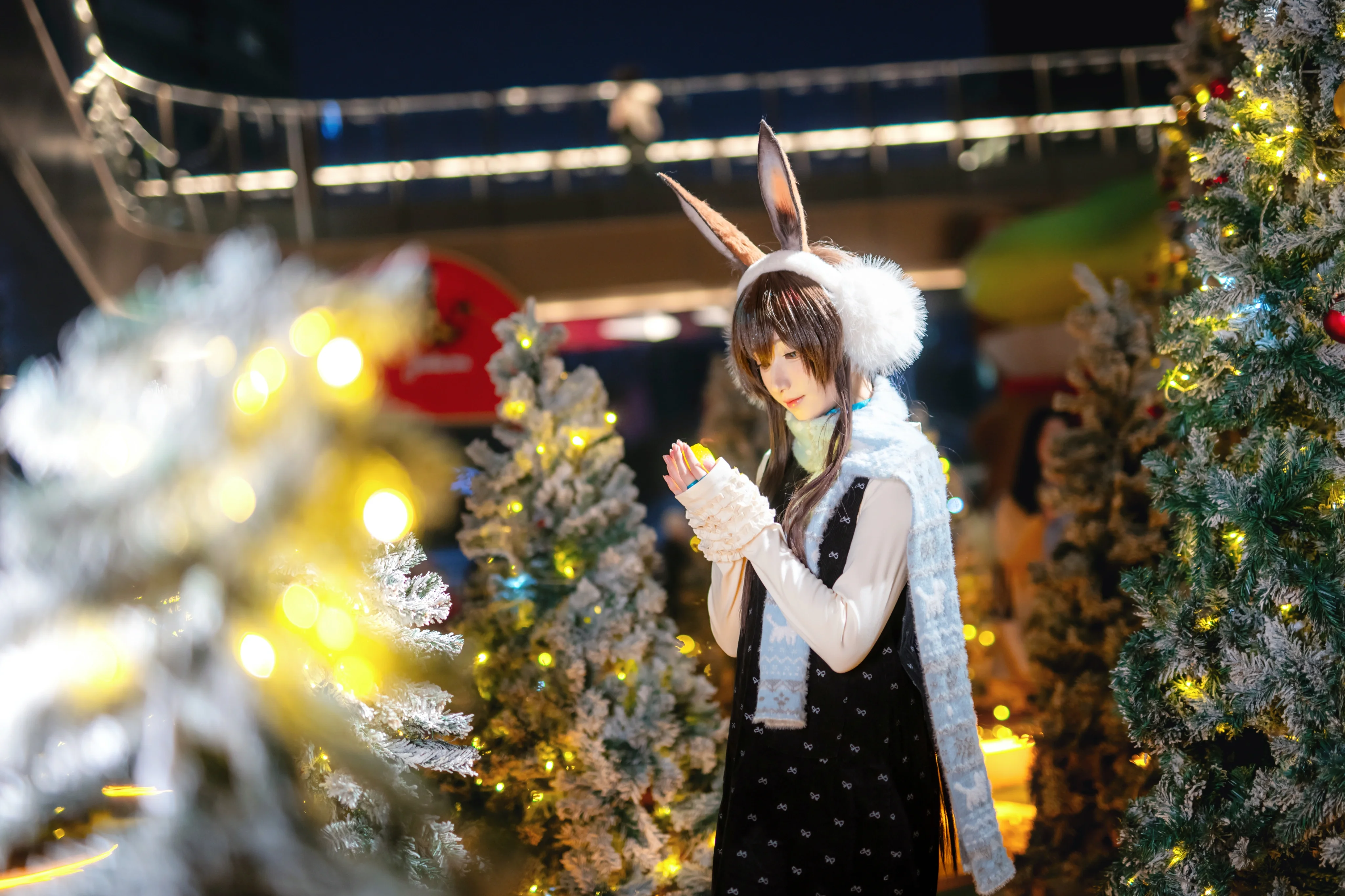 [Amiya Cosplay] Winter Night Christmas, A Warm Bunny on the Streets of Chongqing - Image 2
