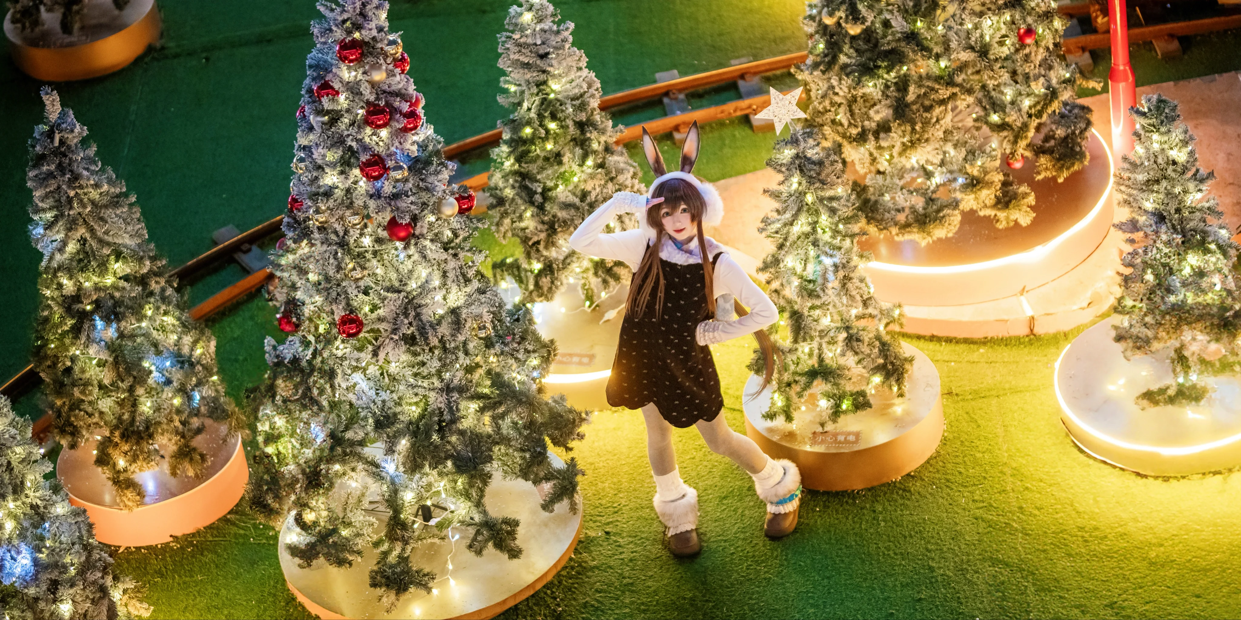 [Amiya Cosplay] Winter Night Christmas, A Warm Bunny on the Streets of Chongqing - Image 3