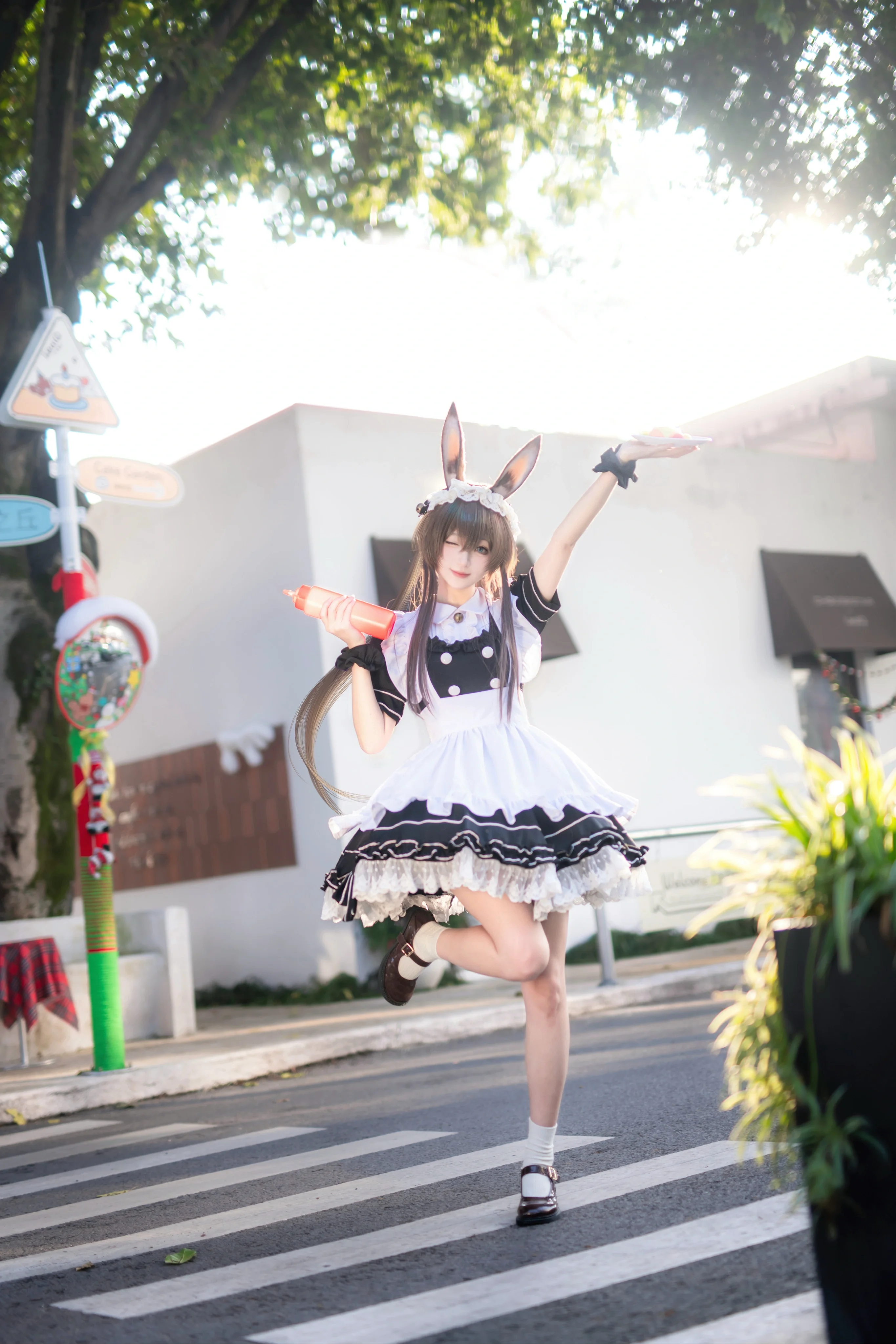 【アーミヤ コスプレ】アークナイツ外勤任務、街角のメイドバニーちゃん営業中♪ - 1 枚目