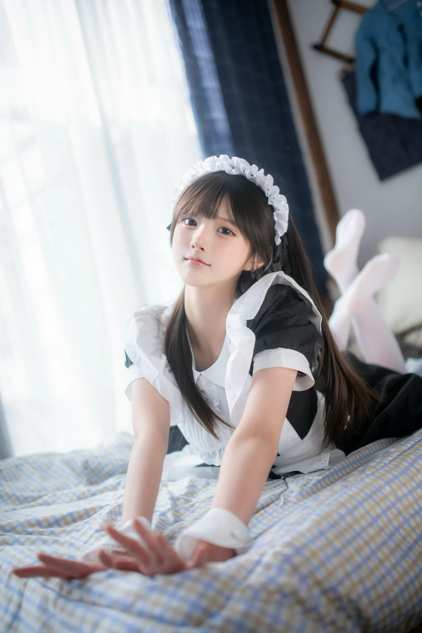 从日系女仆装的白色丝袜到居家拍照姿势分享