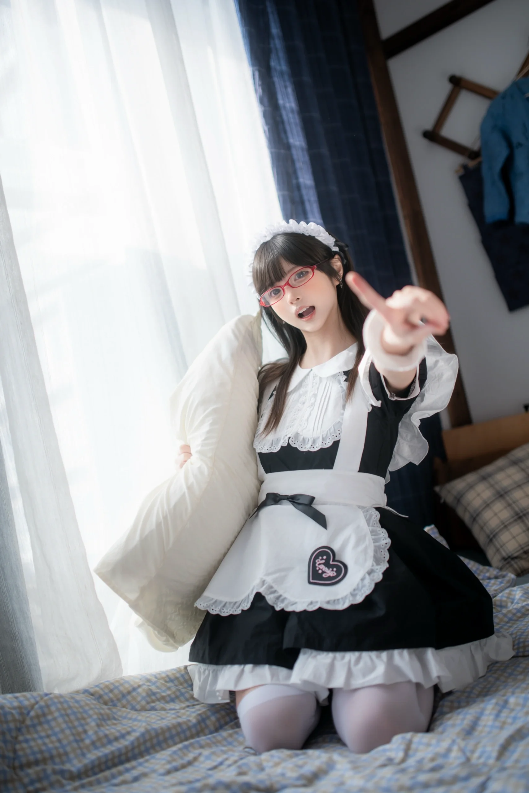 从日系女仆装的白色丝袜到居家拍照姿势分享 - 第 8 张