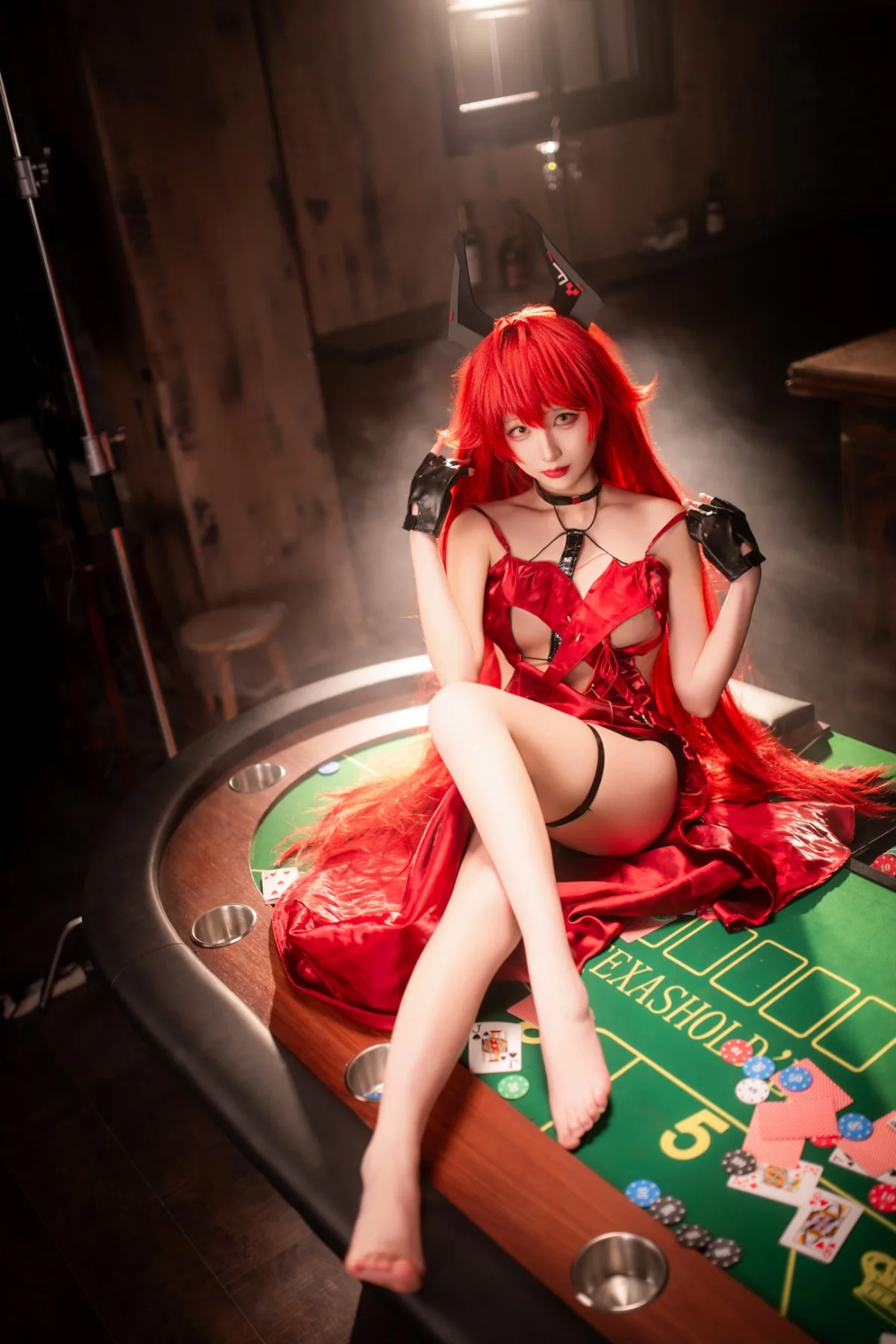 【胜利女神妮姬小红帽cos】绯红光影下的复古赌局