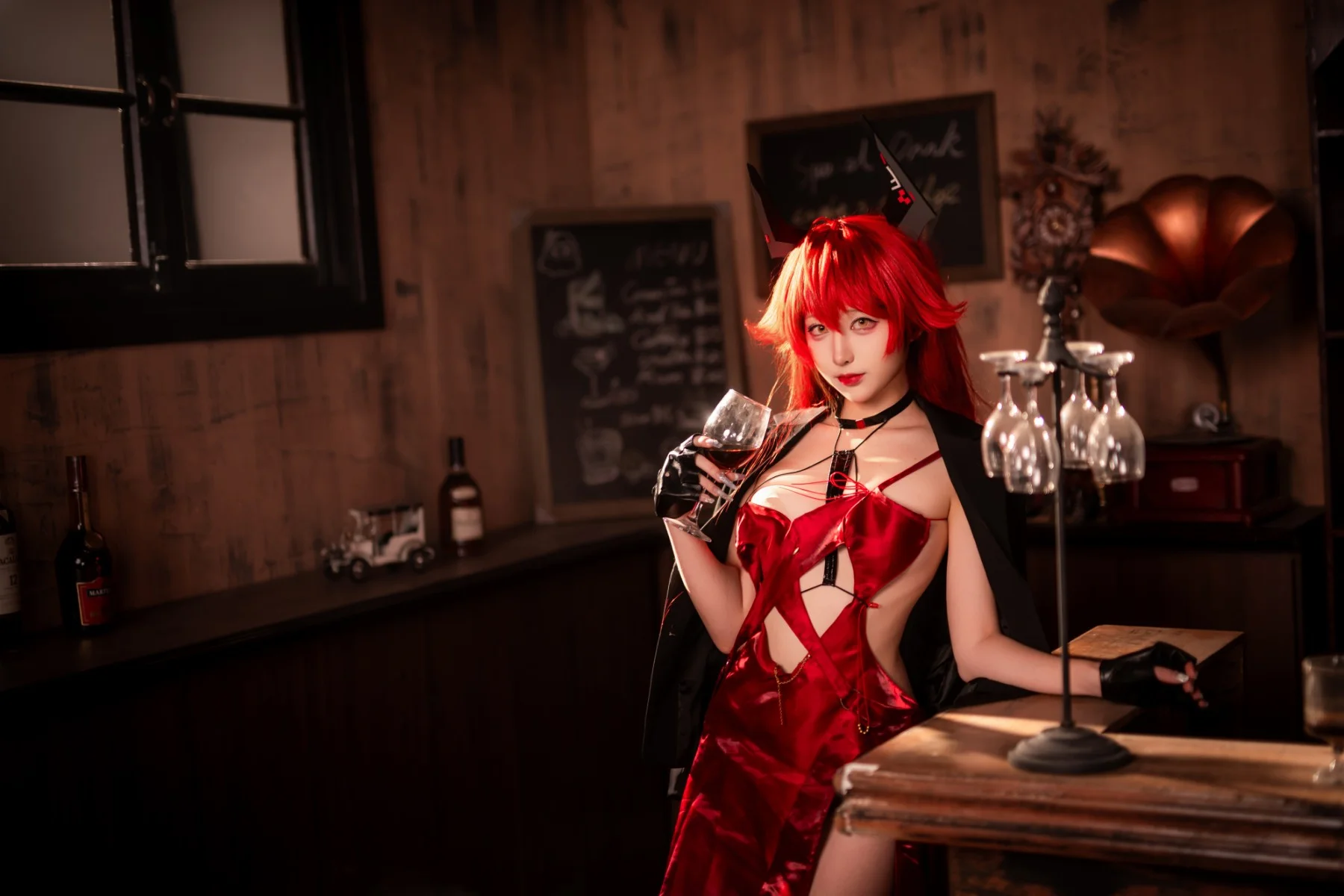 【胜利女神妮姬小红帽cos】绯红光影下的复古赌局 - 第 3 张
