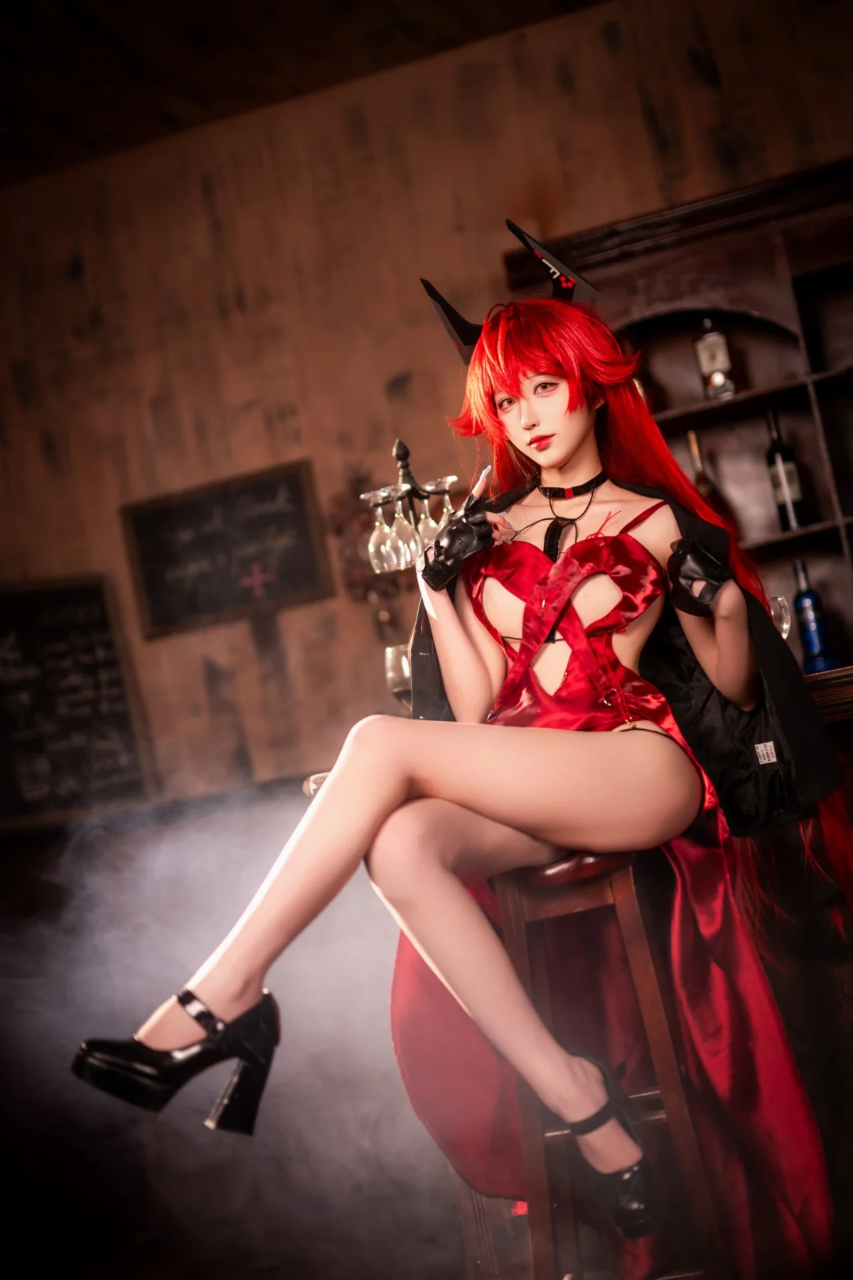 【胜利女神妮姬小红帽cos】绯红光影下的复古赌局 - 第 6 张