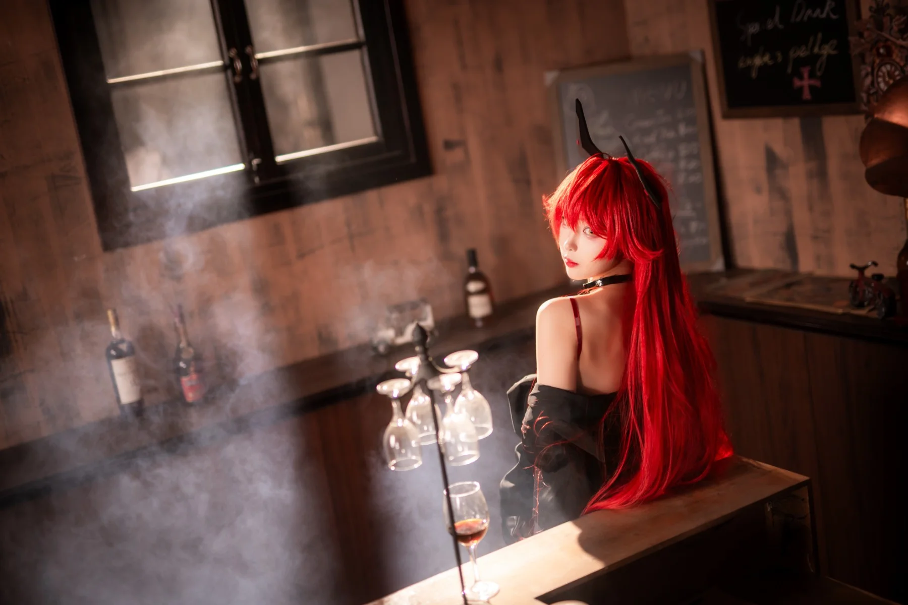 【胜利女神妮姬小红帽cos】绯红光影下的复古赌局 - 第 7 张