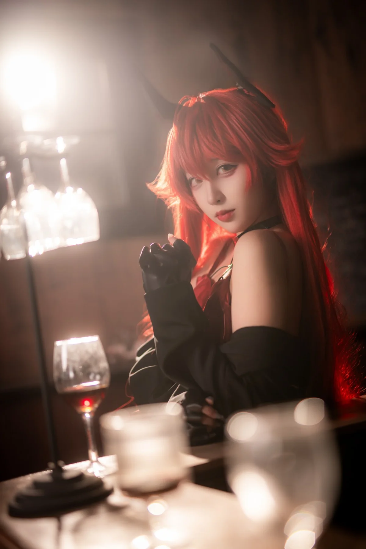 【胜利女神妮姬小红帽cos】绯红光影下的复古赌局 - 第 8 张