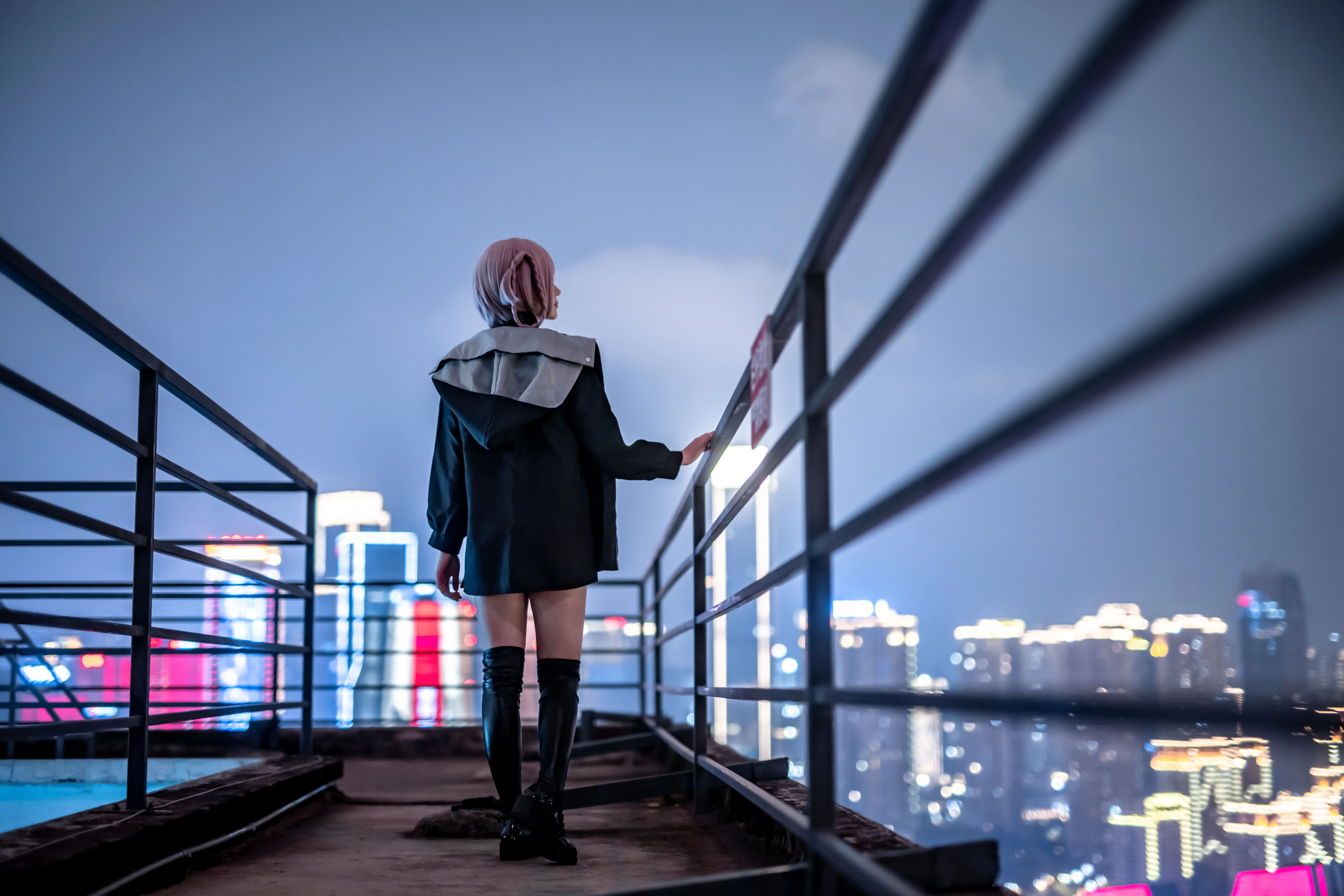 [Nanakusa Nazuna cosplay] Call of the Night, Urban Rooftop Night Scene Photoshoot - Image 9