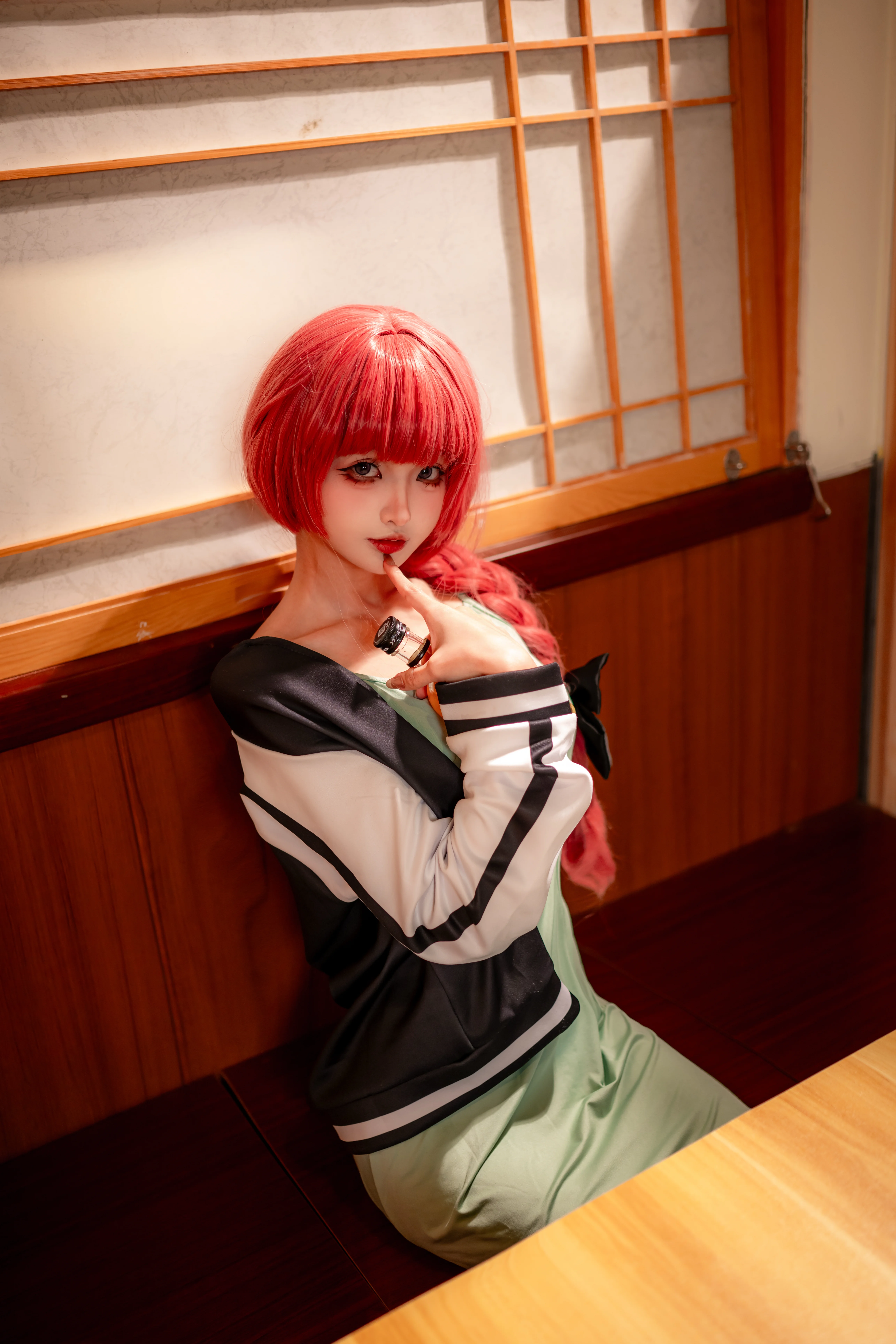 【廣井きくりコスプレ】居酒屋でのほろ酔い日常、『ぼっち・ざ・ろっく！』の微酔いのひととき - 8 枚目