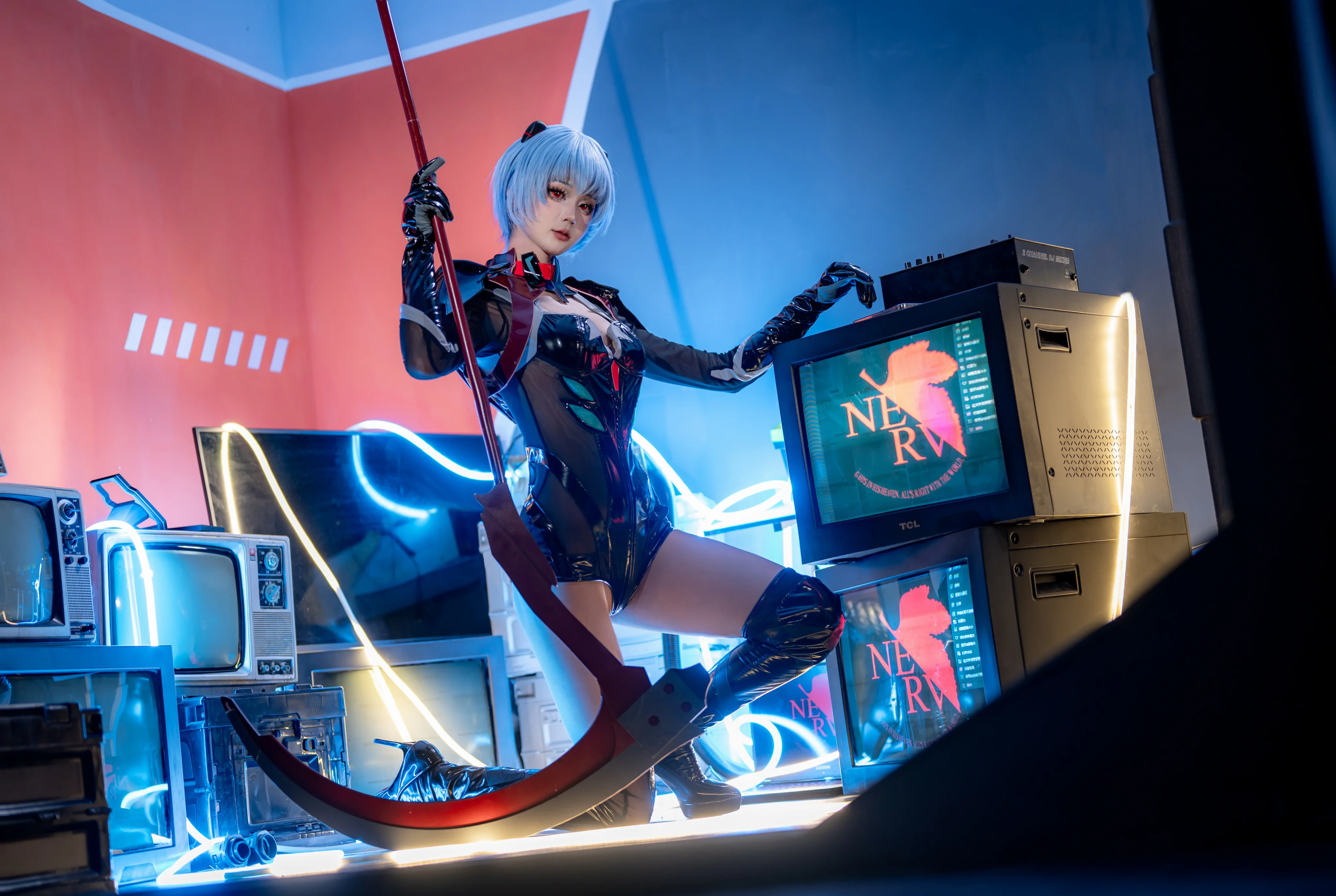 【綾波レイコスプレ】新世紀エヴァンゲリオン格納庫での冷徹な戦備の瞬間