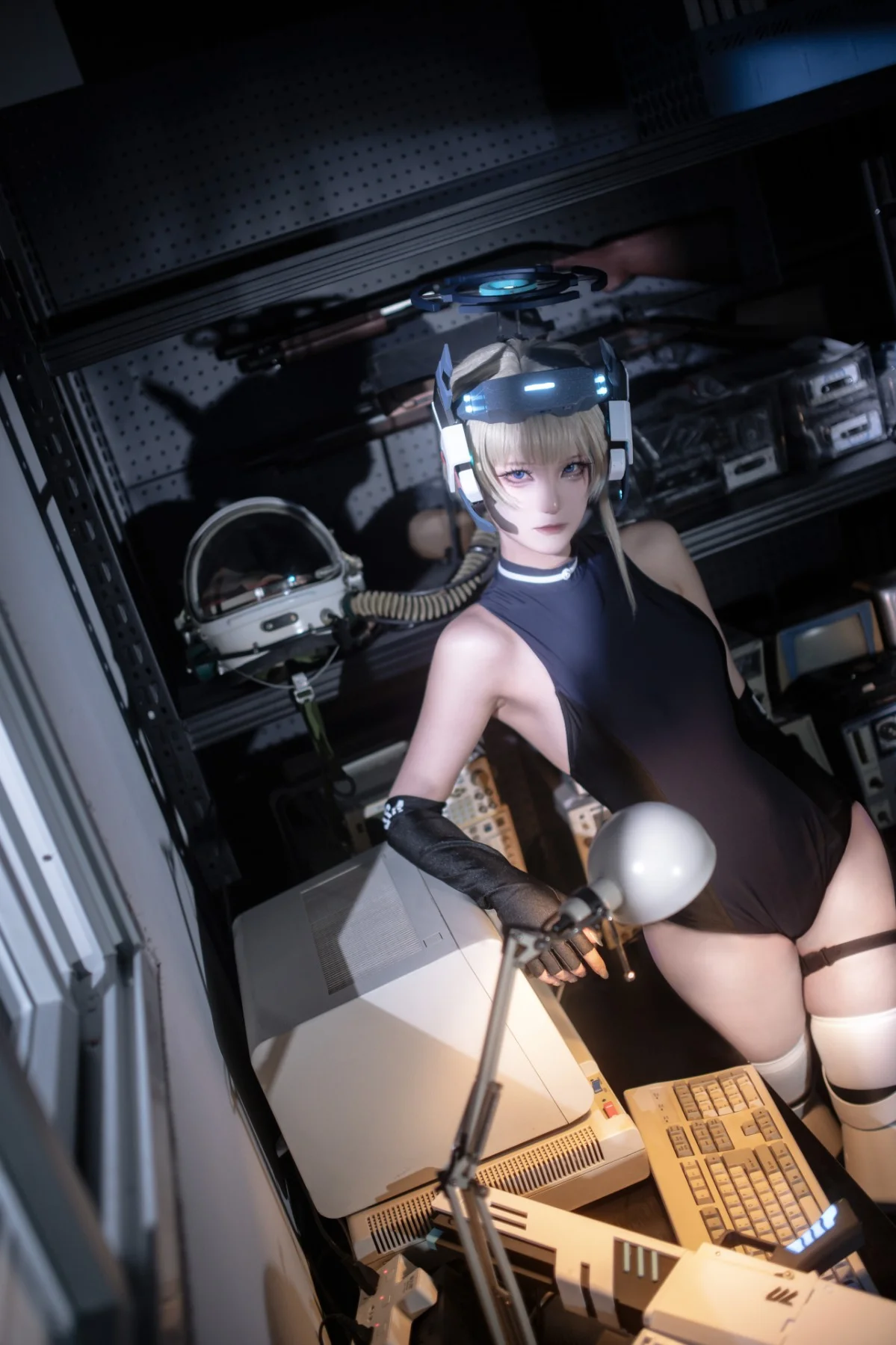 【飞鸟马时cos】蔚蓝档案中的科幻少女穿梭于服务器之间 - 第 1 张