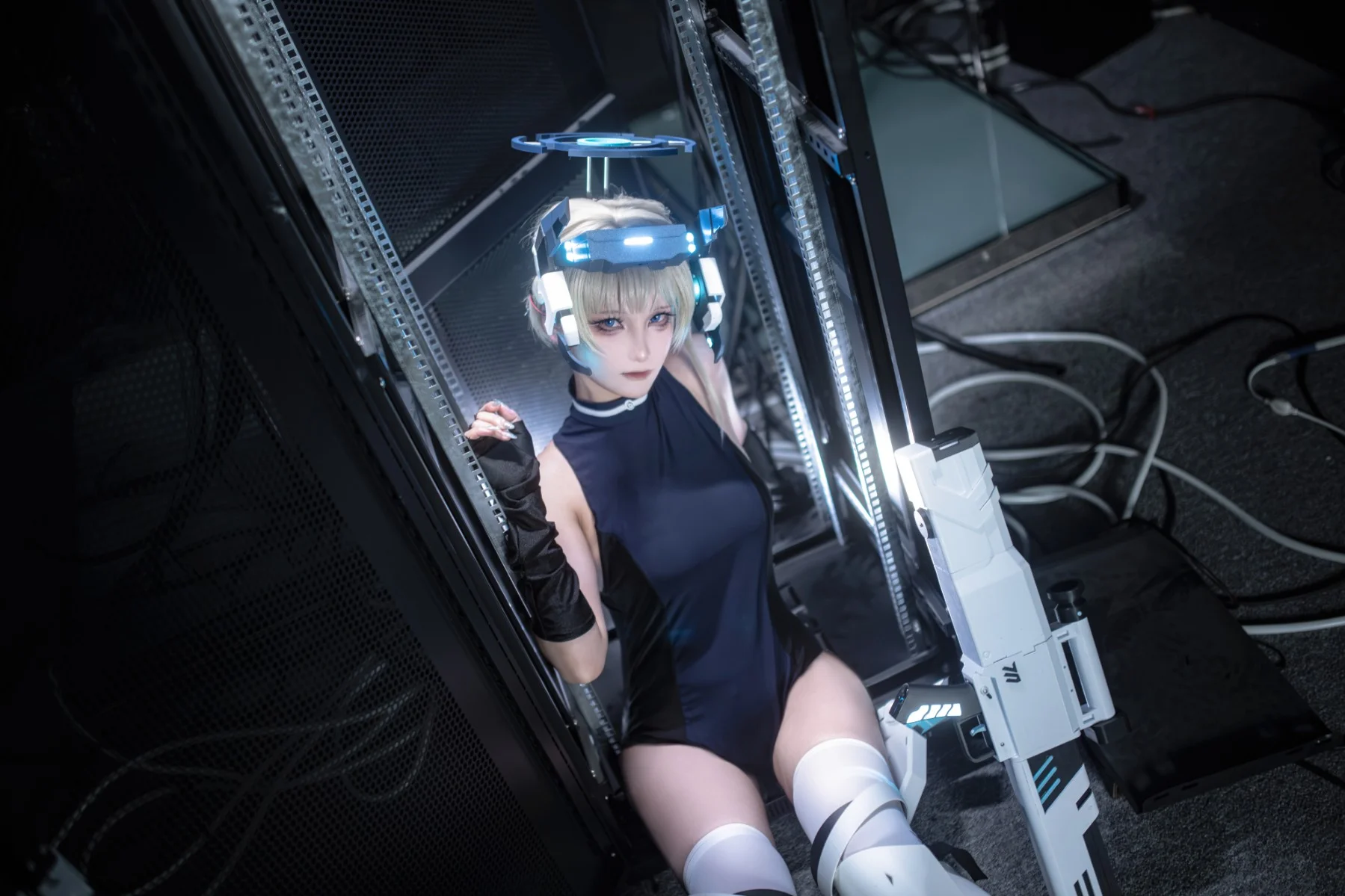 【飞鸟马时cos】蔚蓝档案中的科幻少女穿梭于服务器之间 - 第 2 张