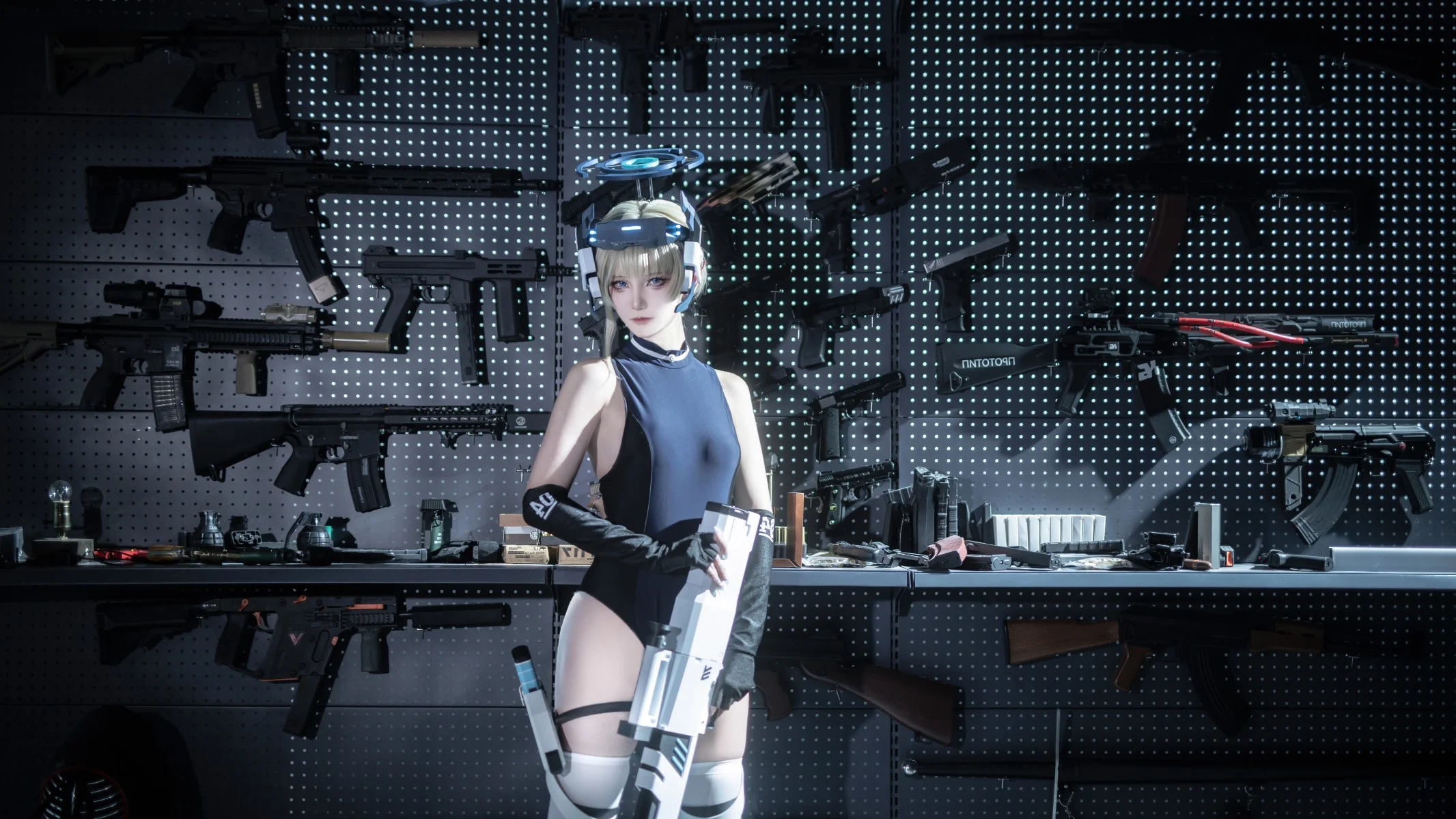 【飞鸟马时cos】蔚蓝档案中的科幻少女穿梭于服务器之间 - 第 4 张