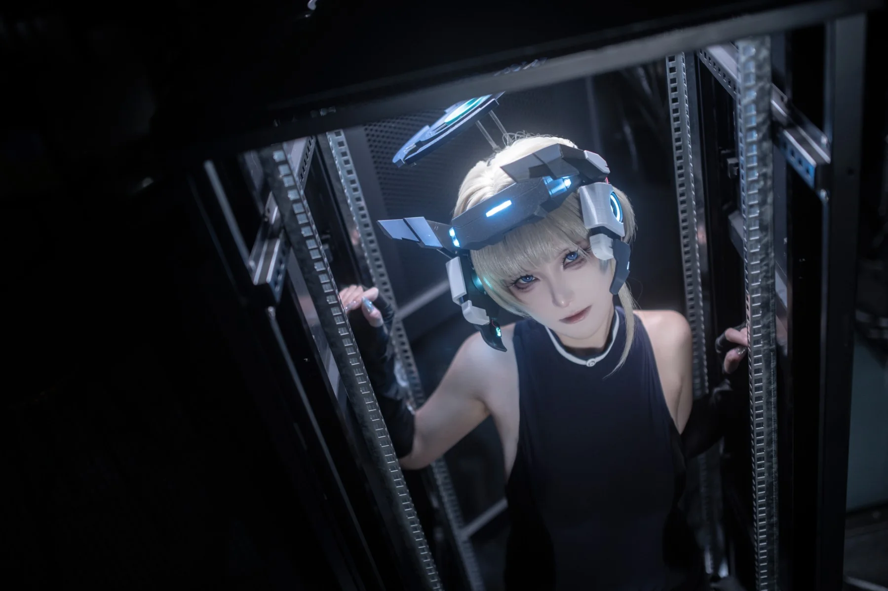 【飞鸟马时cos】蔚蓝档案中的科幻少女穿梭于服务器之间 - 第 6 张