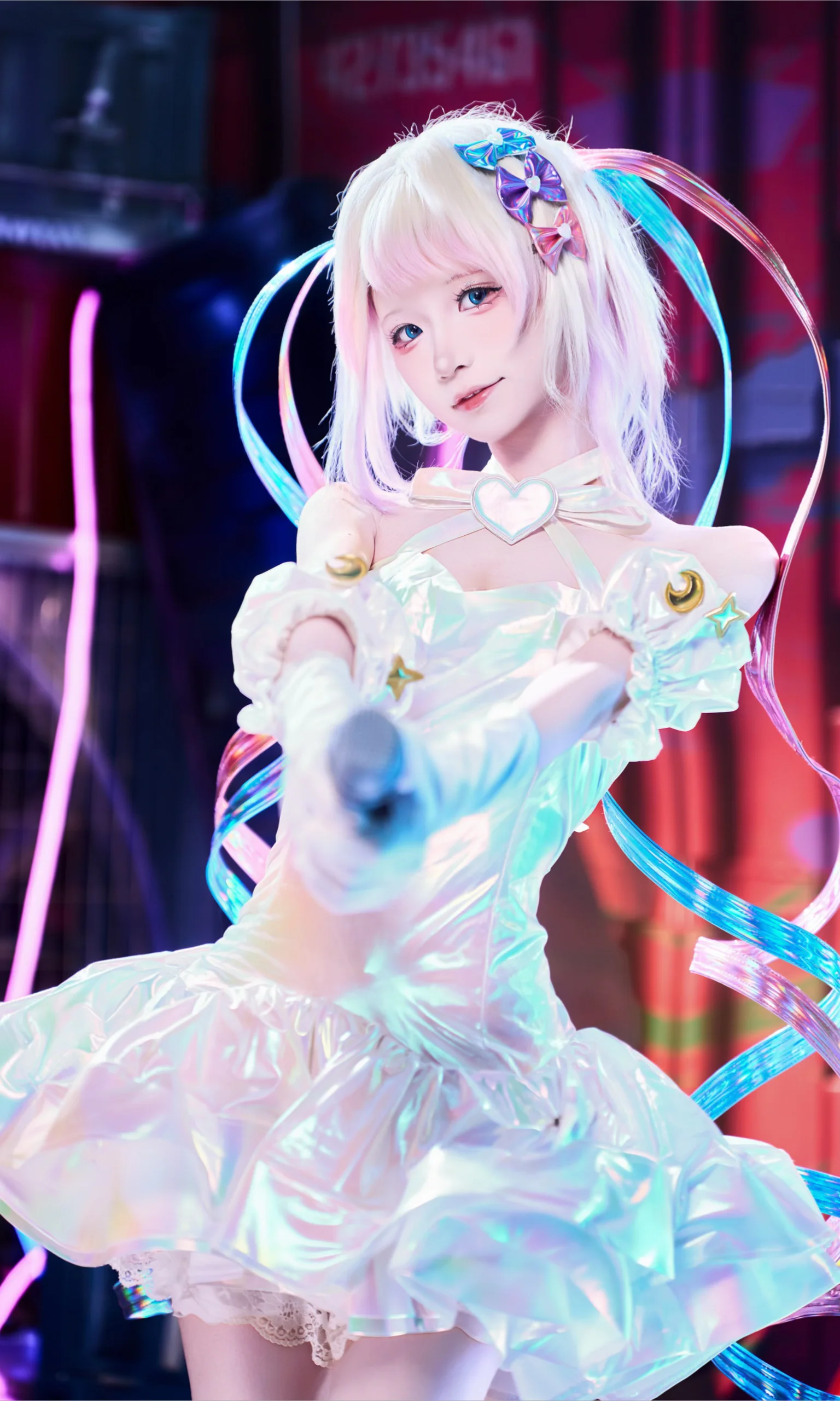 【超絶最かわ天使ちゃん コスプレ】白のホログラム裙が魅せるホログラフィックなステージ感 - 4 枚目