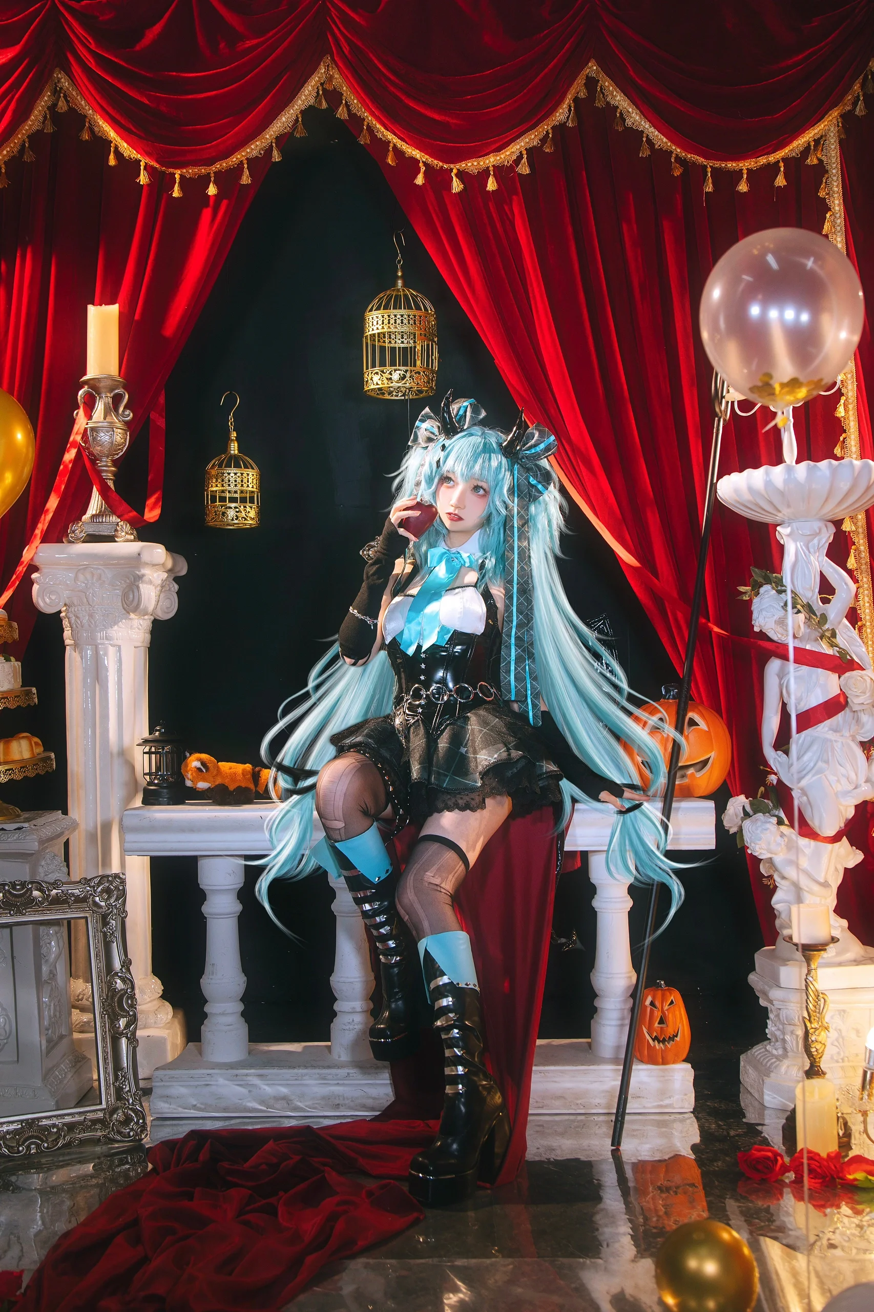 【初音未来cos】暗黑哥特风小恶魔，万圣节的苹果与三叉戟 - 第 1 张