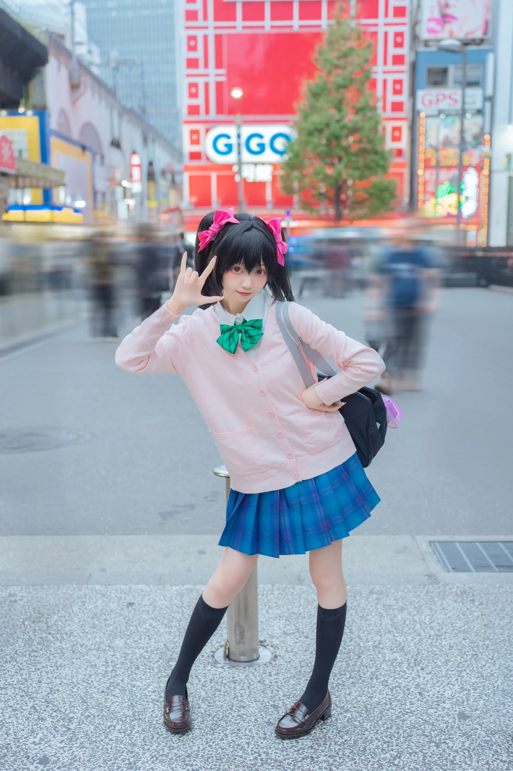 【矢泽妮可cos】穿上妮可的JK制服漫步秋叶原街头 - 第 13 张