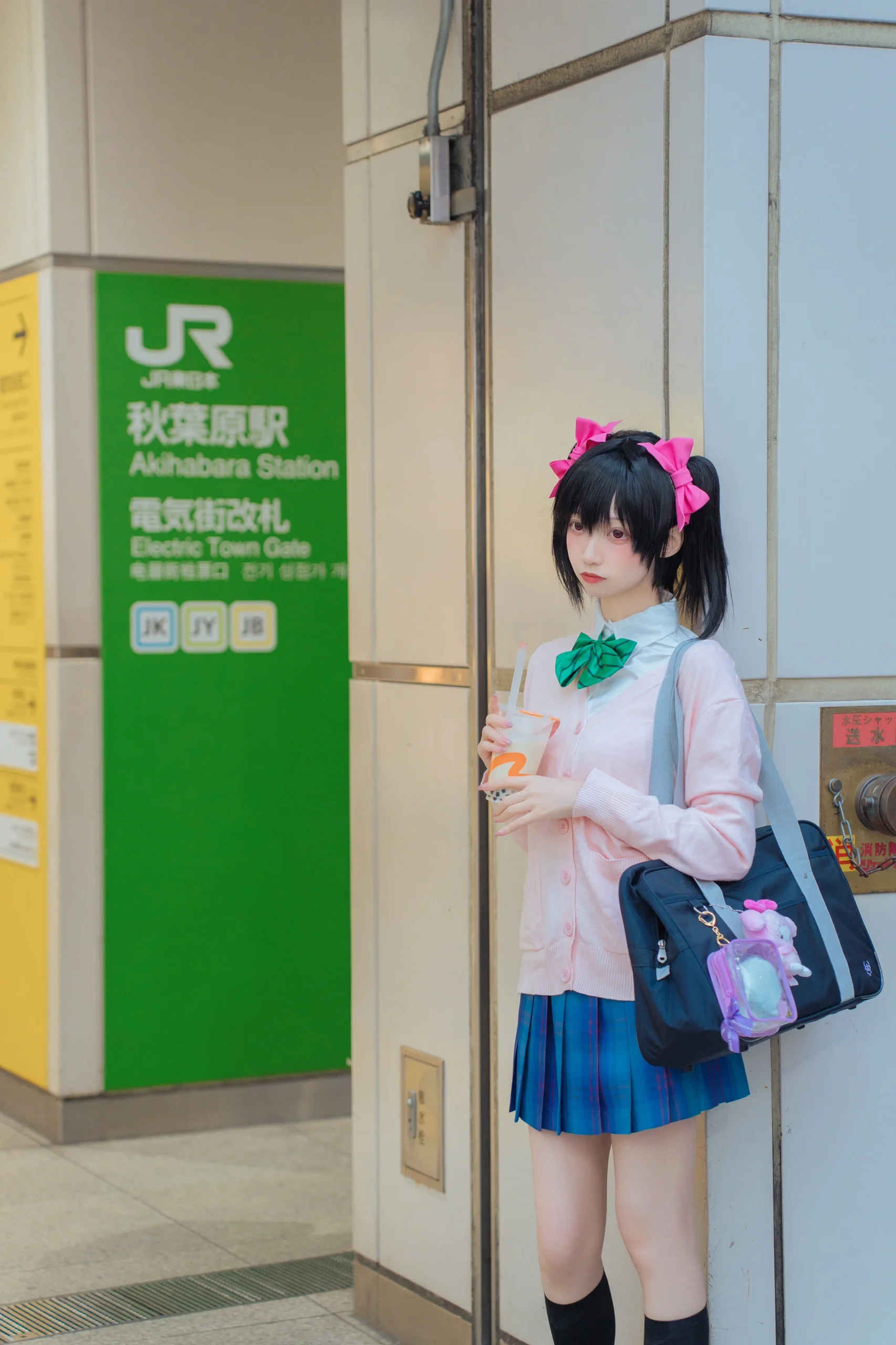【矢泽妮可cos】穿上妮可的JK制服漫步秋叶原街头 - 第 2 张
