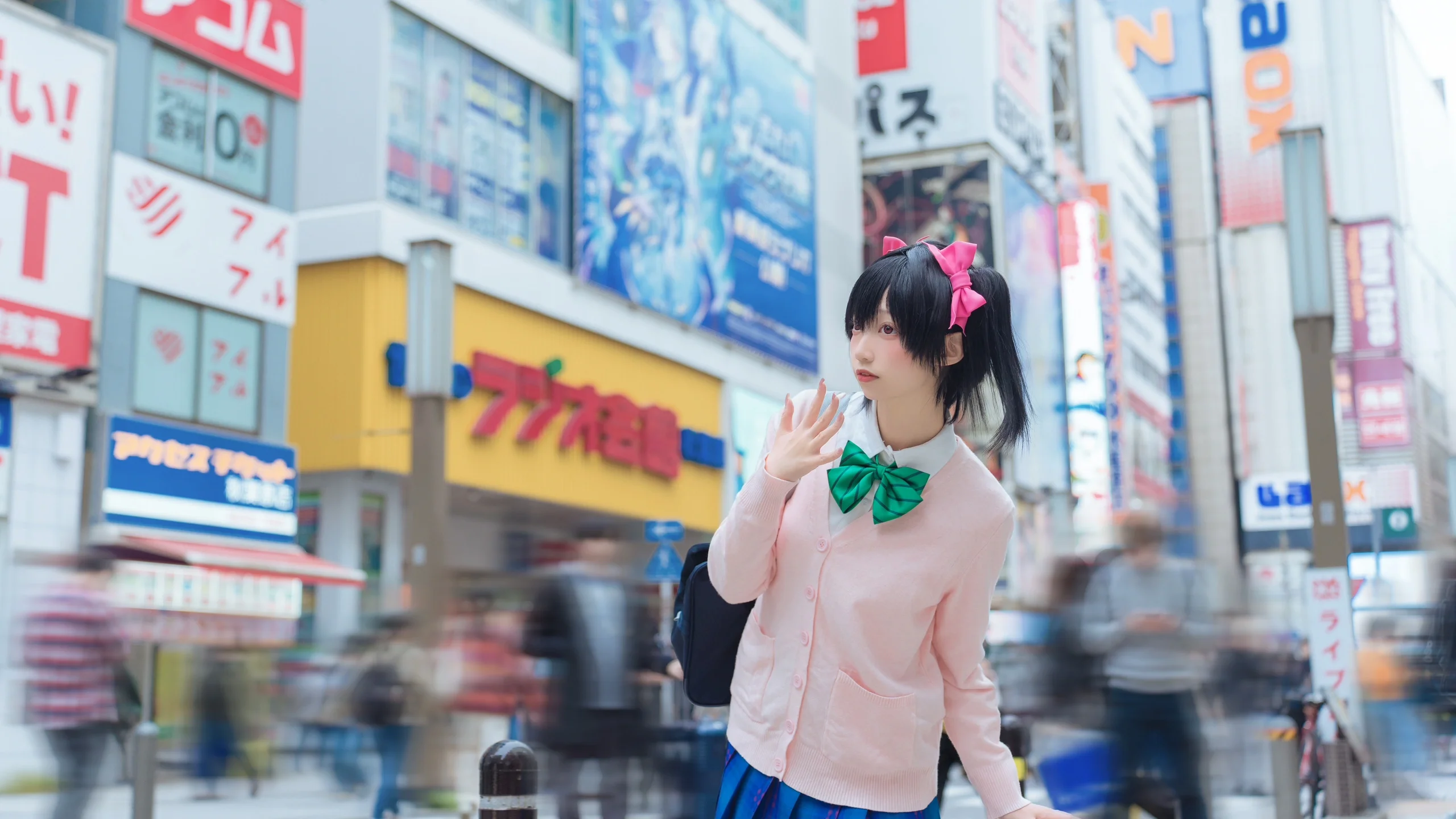 【矢泽妮可cos】穿上妮可的JK制服漫步秋叶原街头 - 第 7 张