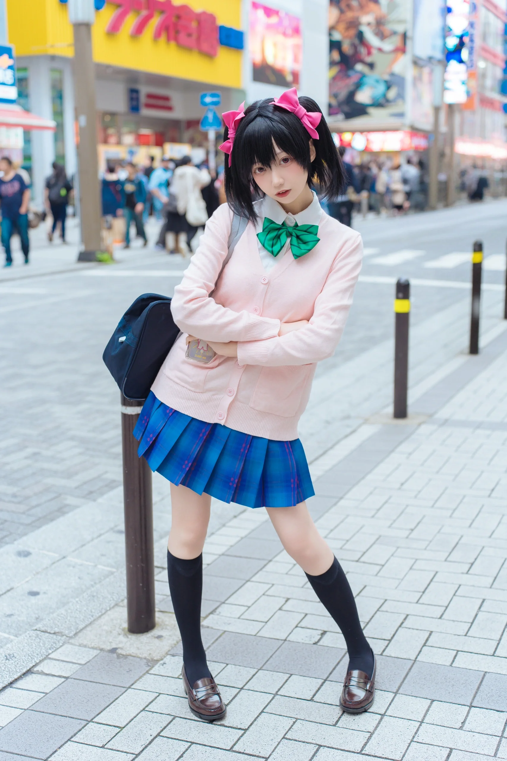 【矢泽妮可cos】穿上妮可的JK制服漫步秋叶原街头 - 第 8 张