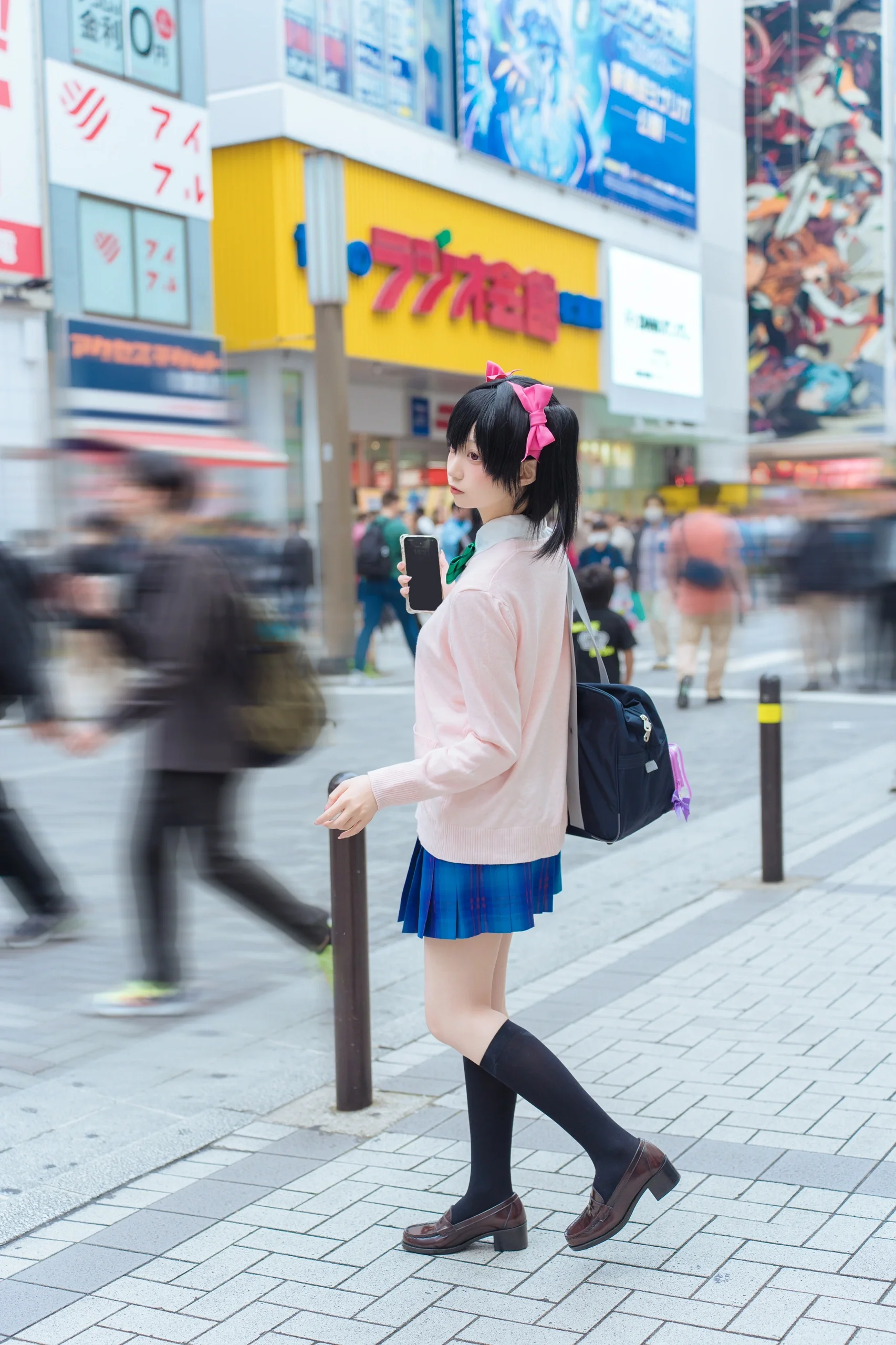 【矢泽妮可cos】穿上妮可的JK制服漫步秋叶原街头 - 第 9 张