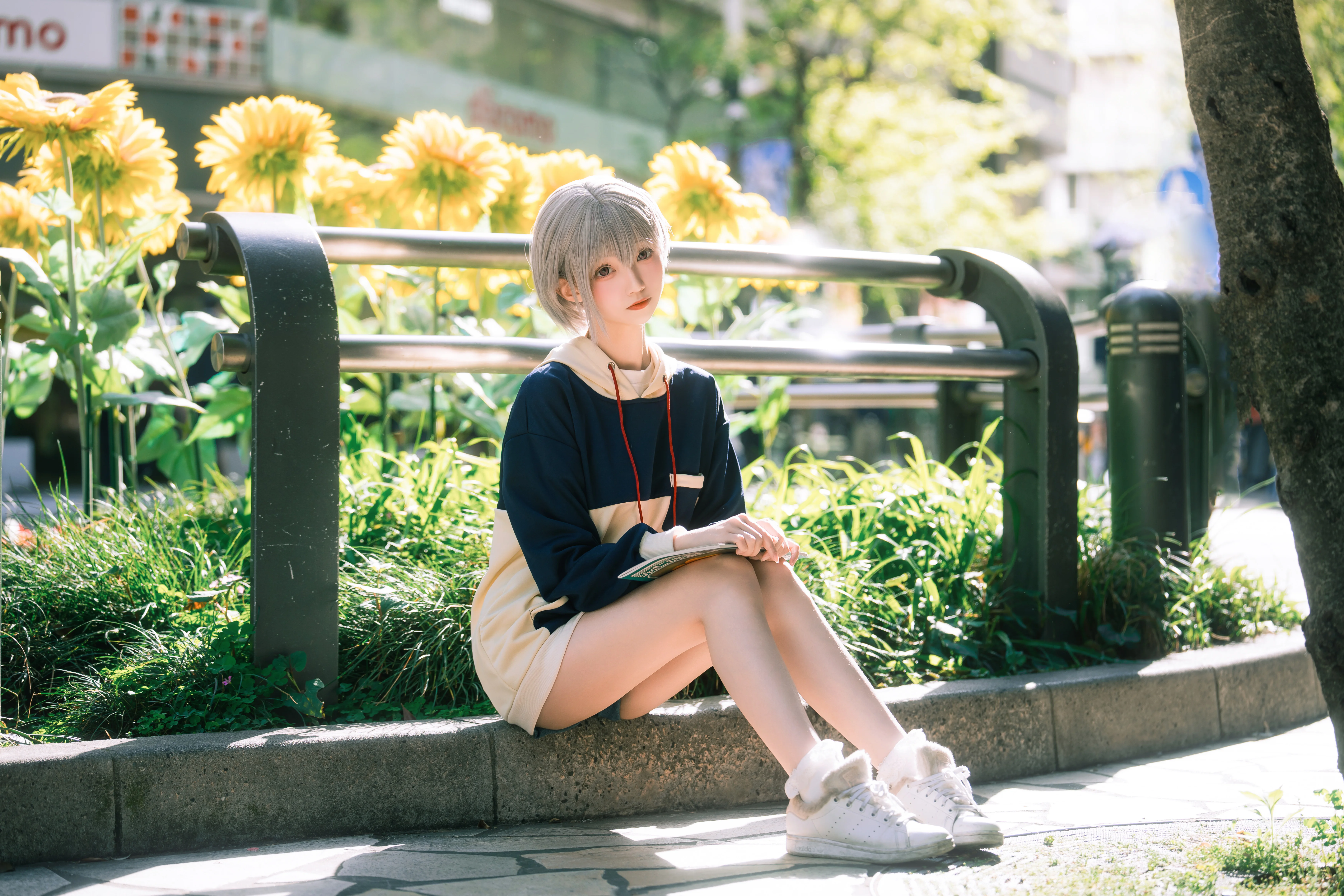 【高松燈cos】陽光下街頭散步的灰髮少女 - 第 2 張
