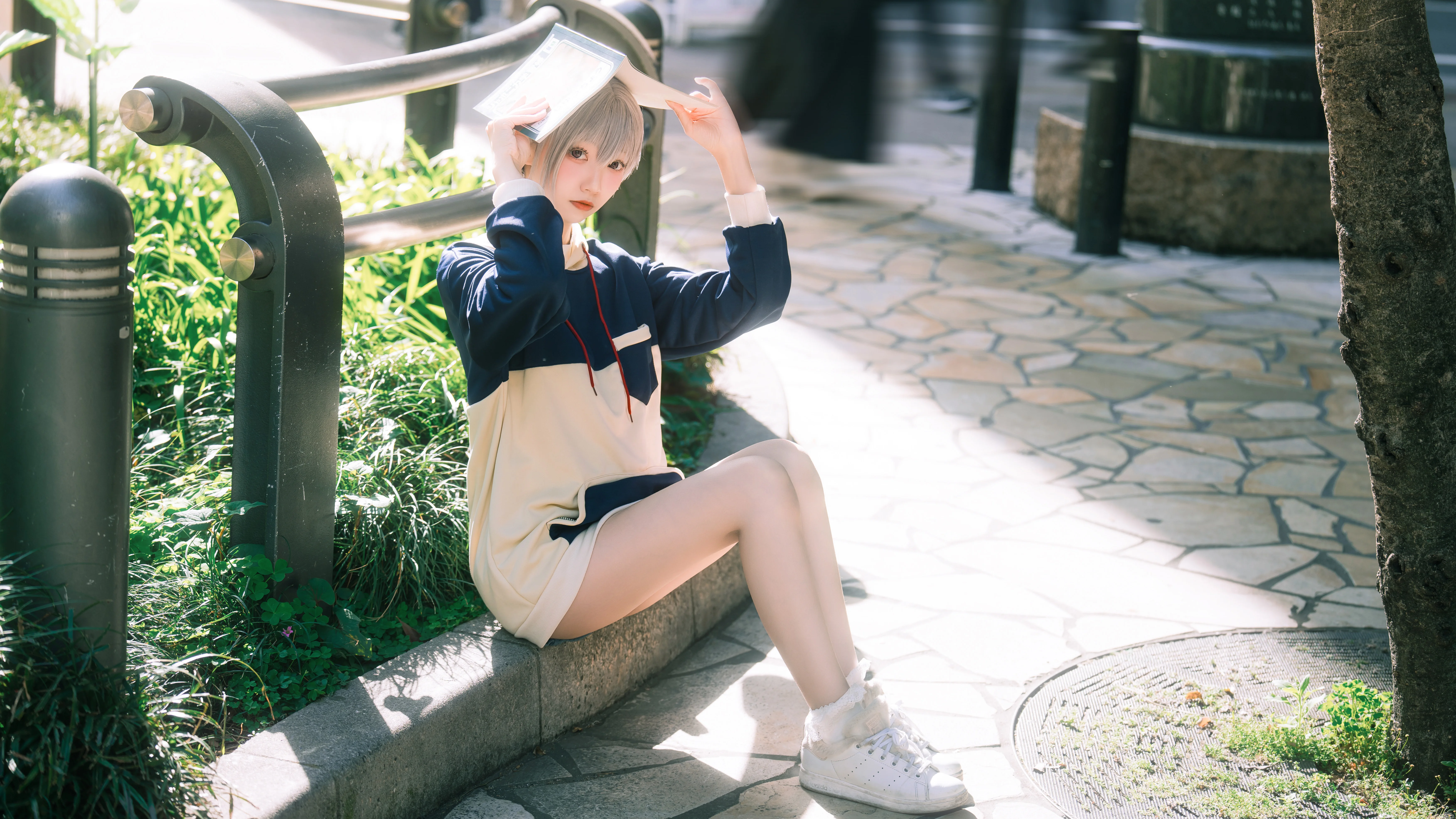 【高松燈cos】陽光下街頭散步的灰髮少女 - 第 3 張