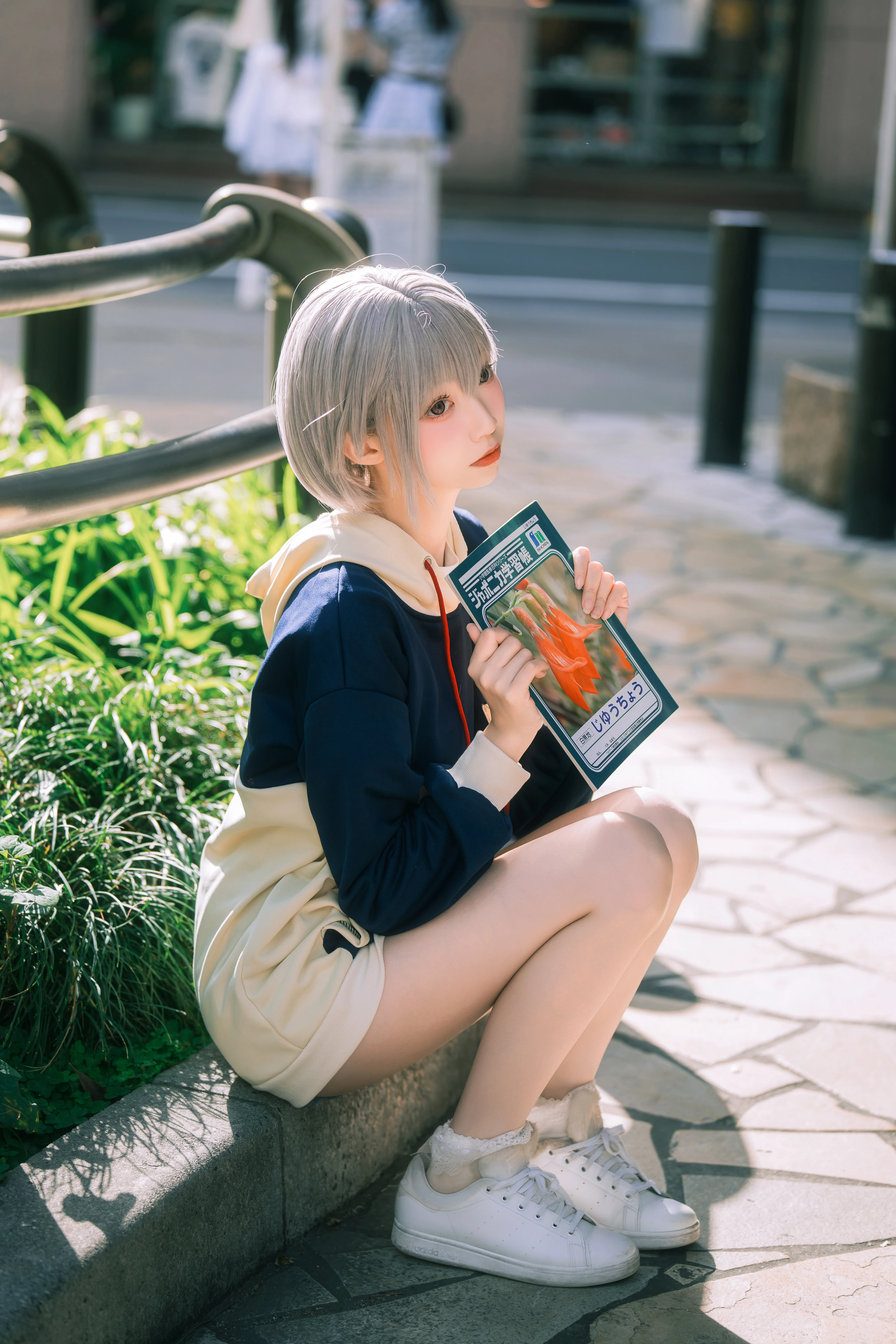 【高松燈cos】陽光下街頭散步的灰髮少女 - 第 4 張