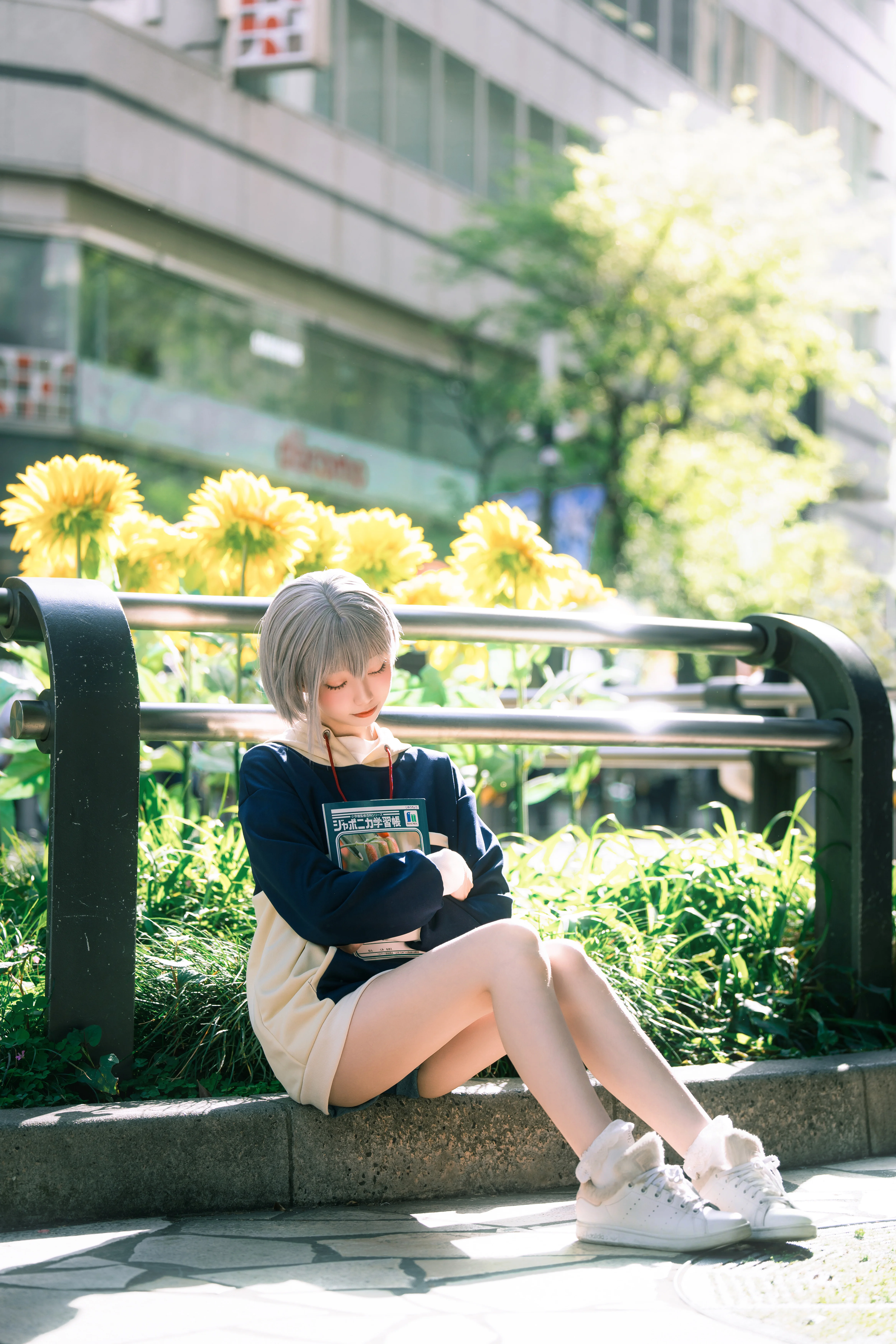 【高松燈cos】陽光下街頭散步的灰髮少女 - 第 5 張