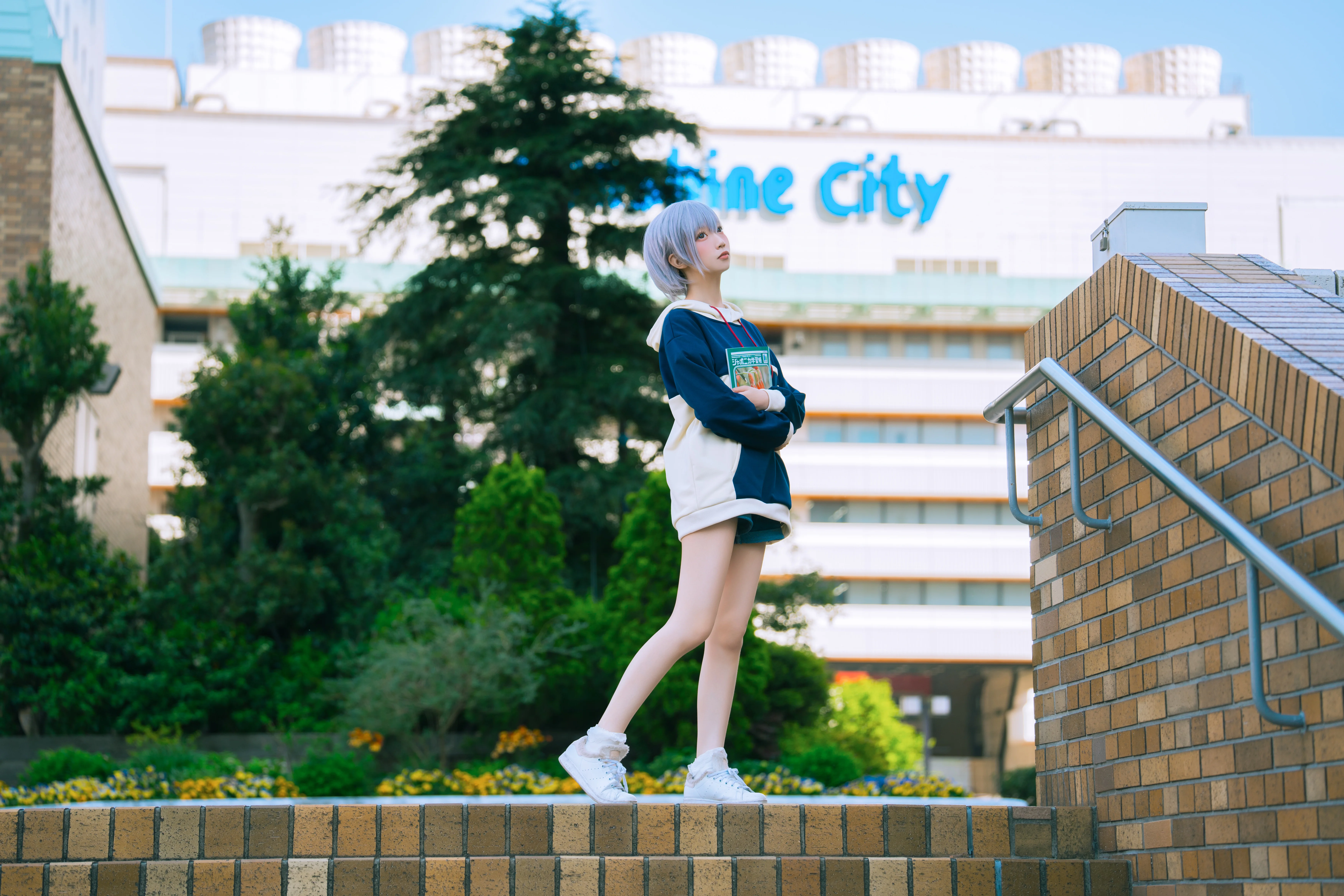 【高松燈cos】陽光下街頭散步的灰髮少女 - 第 7 張
