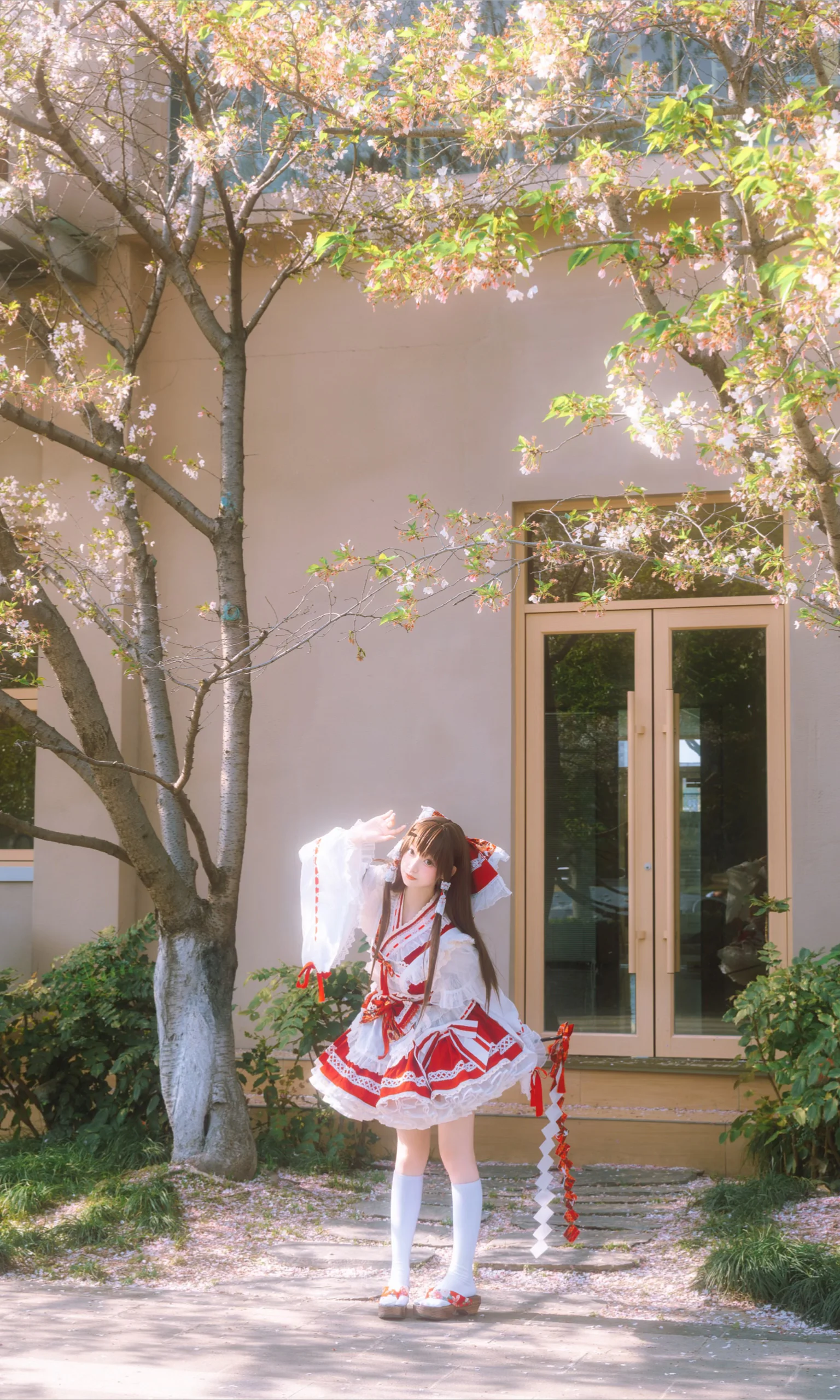 【博丽灵梦cos】东方project的春天，樱花下的红白巫女 - 第 1 张