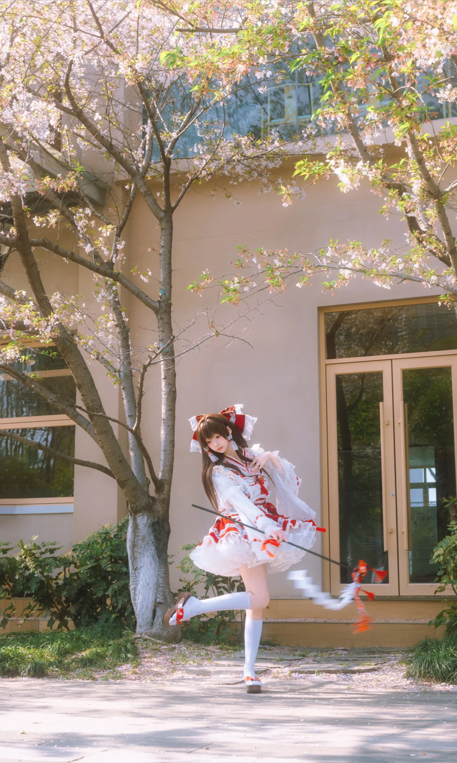 【博丽灵梦cos】东方project的春天，樱花下的红白巫女 - 第 10 张